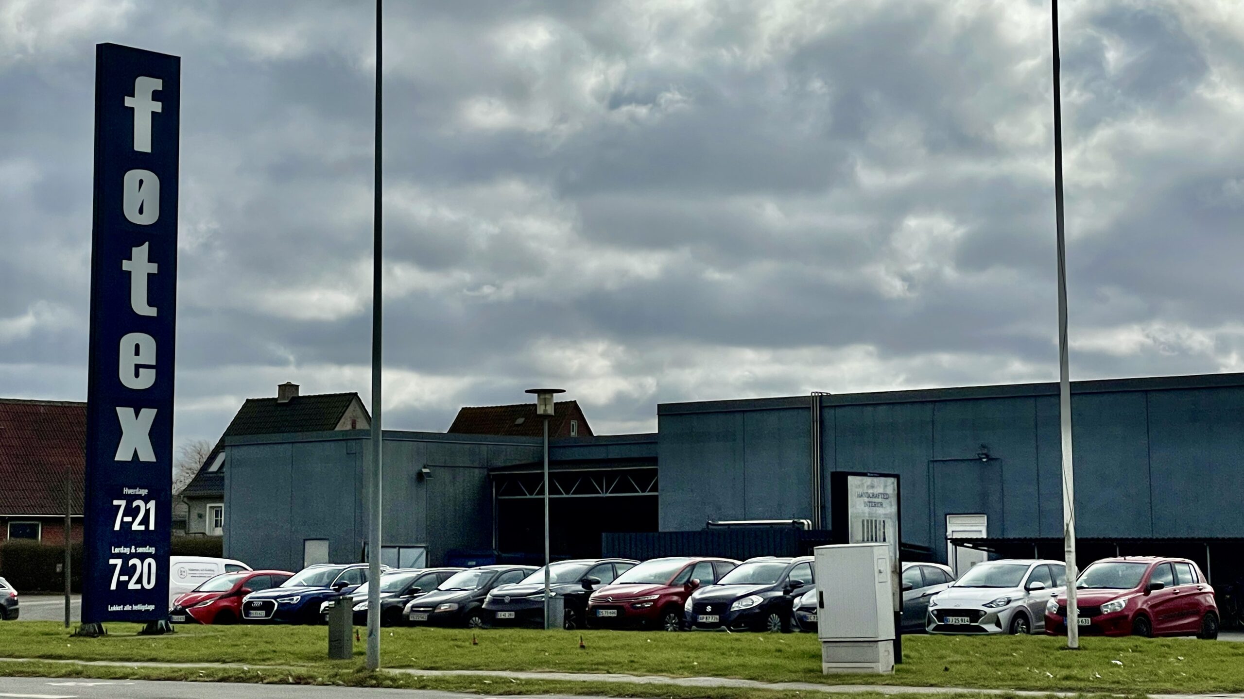 Cyklist kørt væk i ambulance efter færdselsuheld ved Føtex