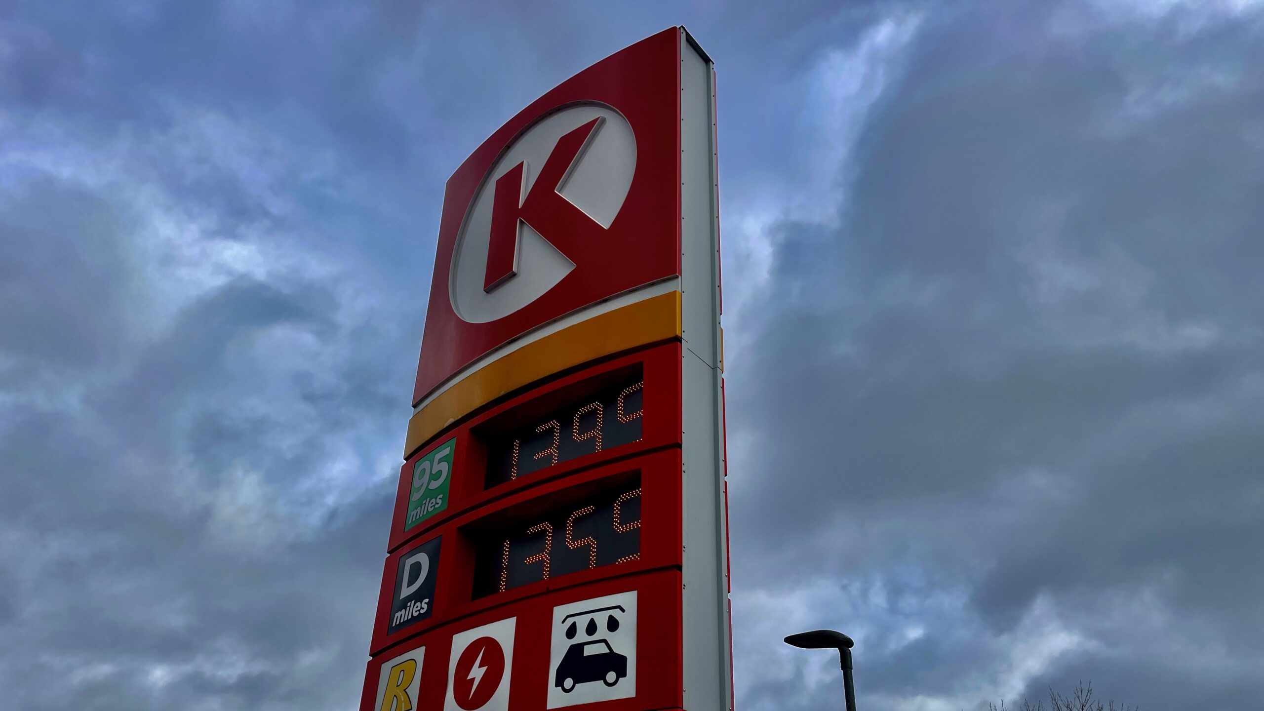 Diskussion på tankstation udviklede sig til slagsmål – politiet måtte gribe ind