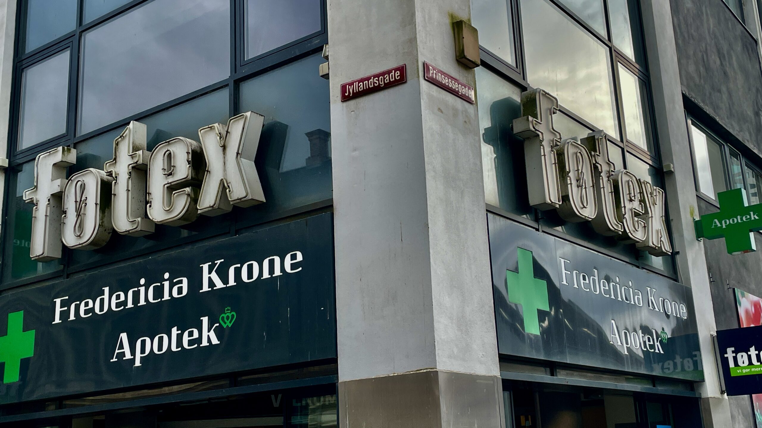 47-årig mand anholdt efter butikstyveri og uro ved Føtex – og 25-årig sigtet for hashbesiddelse