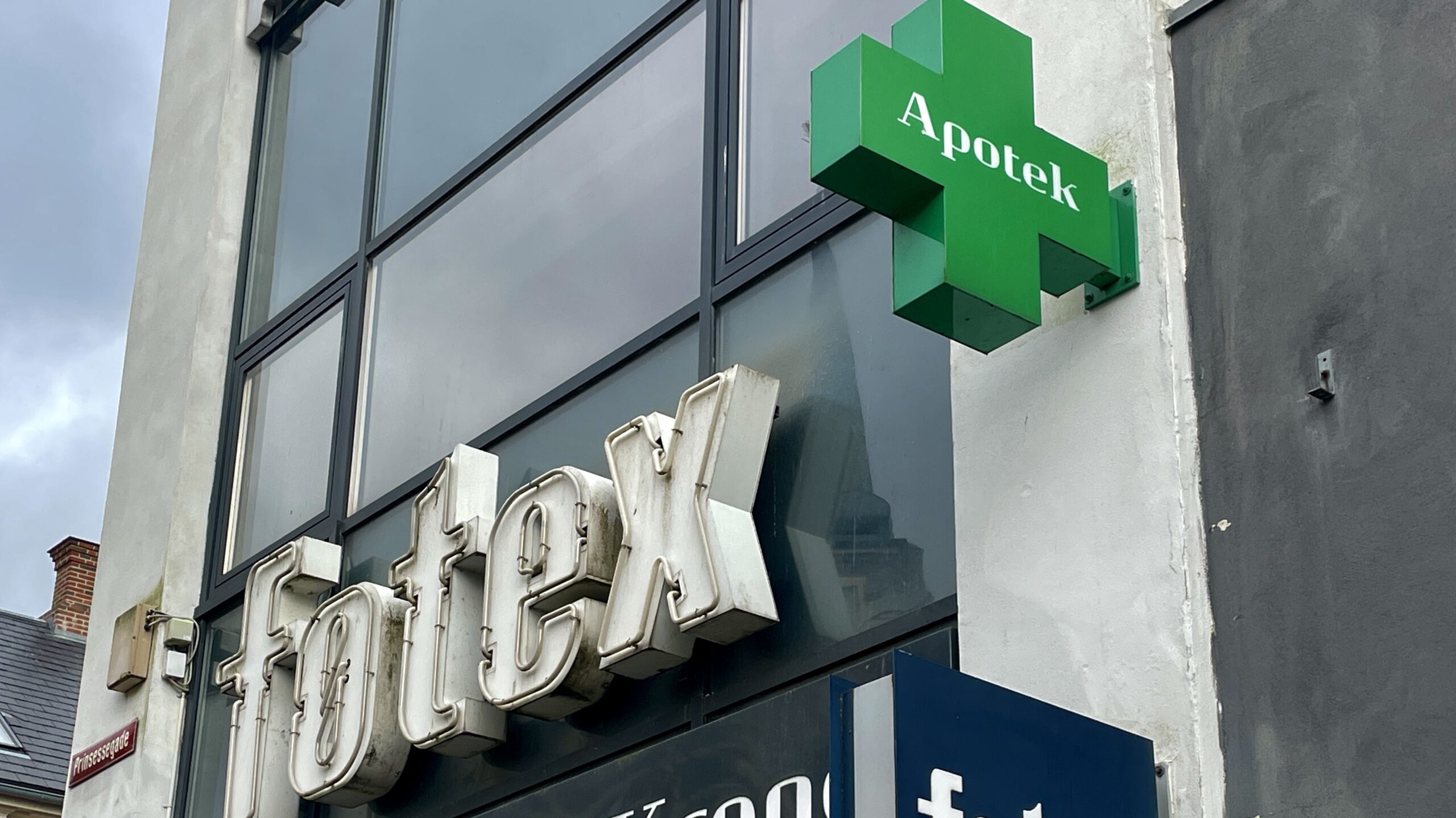 Butiksdetektiv skubbet omkuld under røveri i Føtex