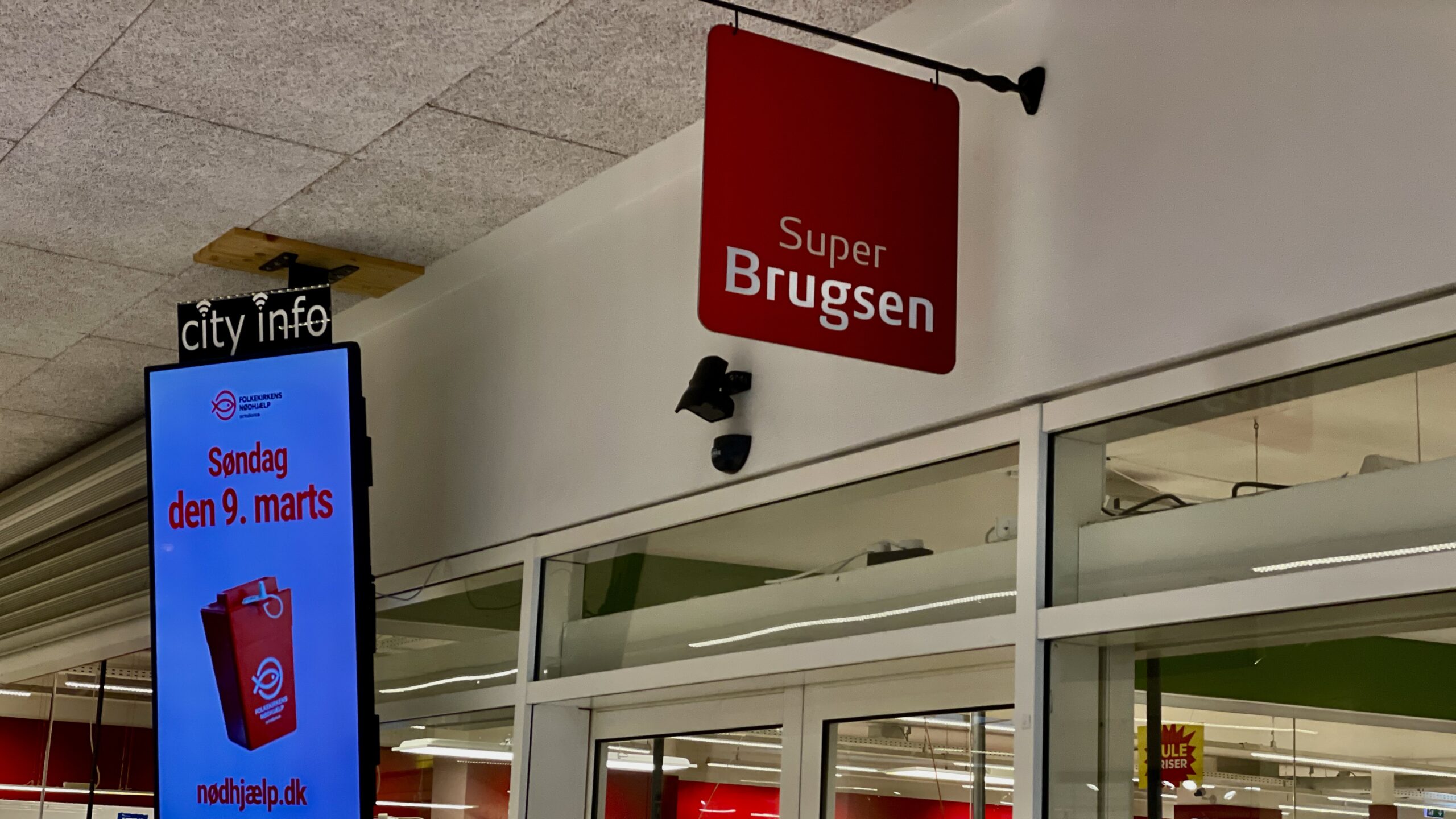 Butikstyveri i SuperBrugsen endte med politiudrykning Butikstyveri i SuperBrugsen endte med politiudrykning