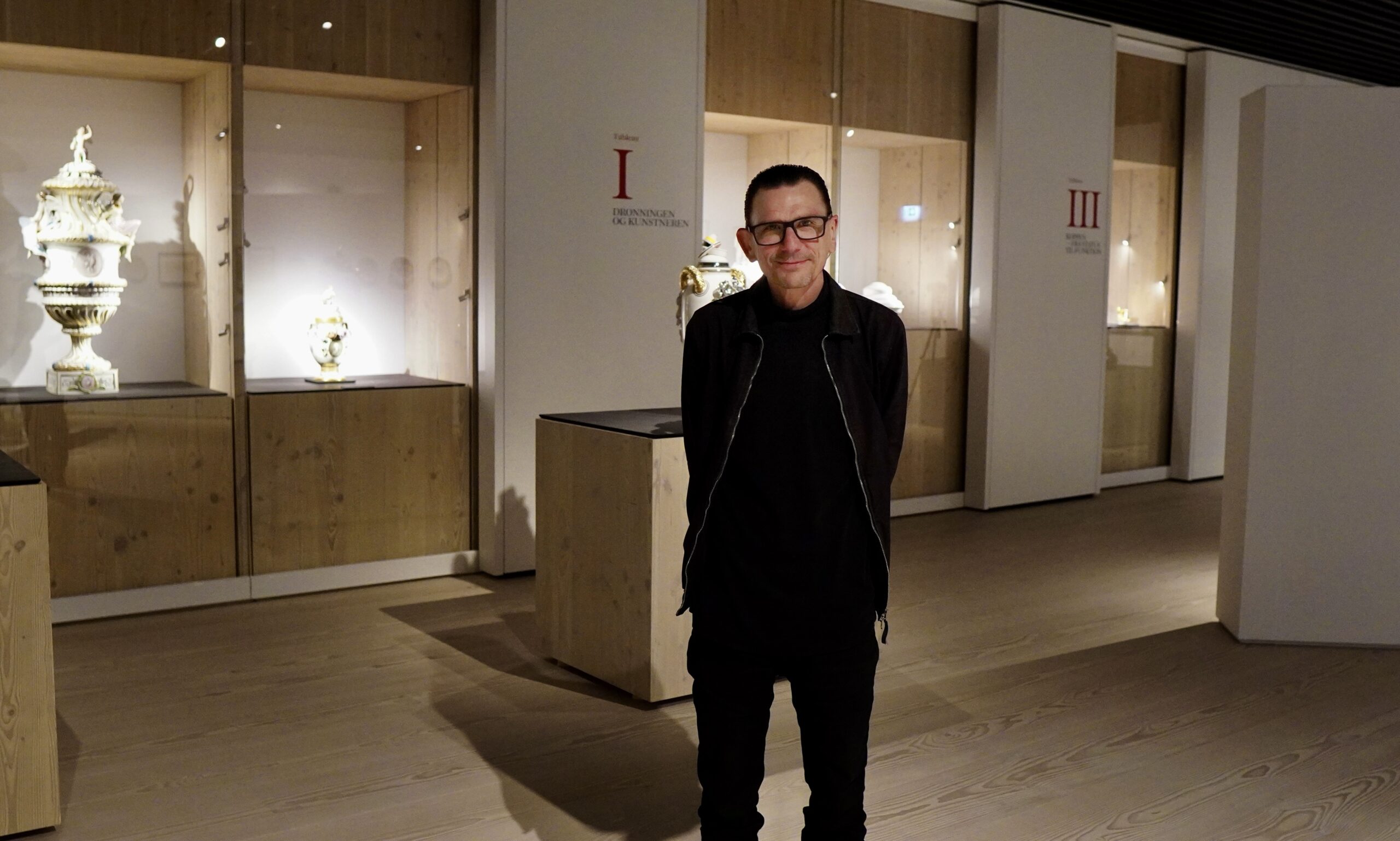 Keramik på kanten af historien: Michael Geertsen skulle gå, men han danser med Royal Copenhagen på CLAY Keramik på kanten af historien: Michael Geertsen skulle gå, men han danser med Royal Copenhagen på CLAY