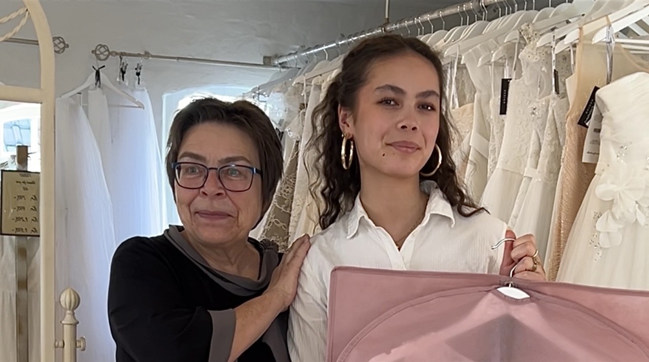 Emilie skal med til kongelig fest i skræddersyet kjole fra Fredericia