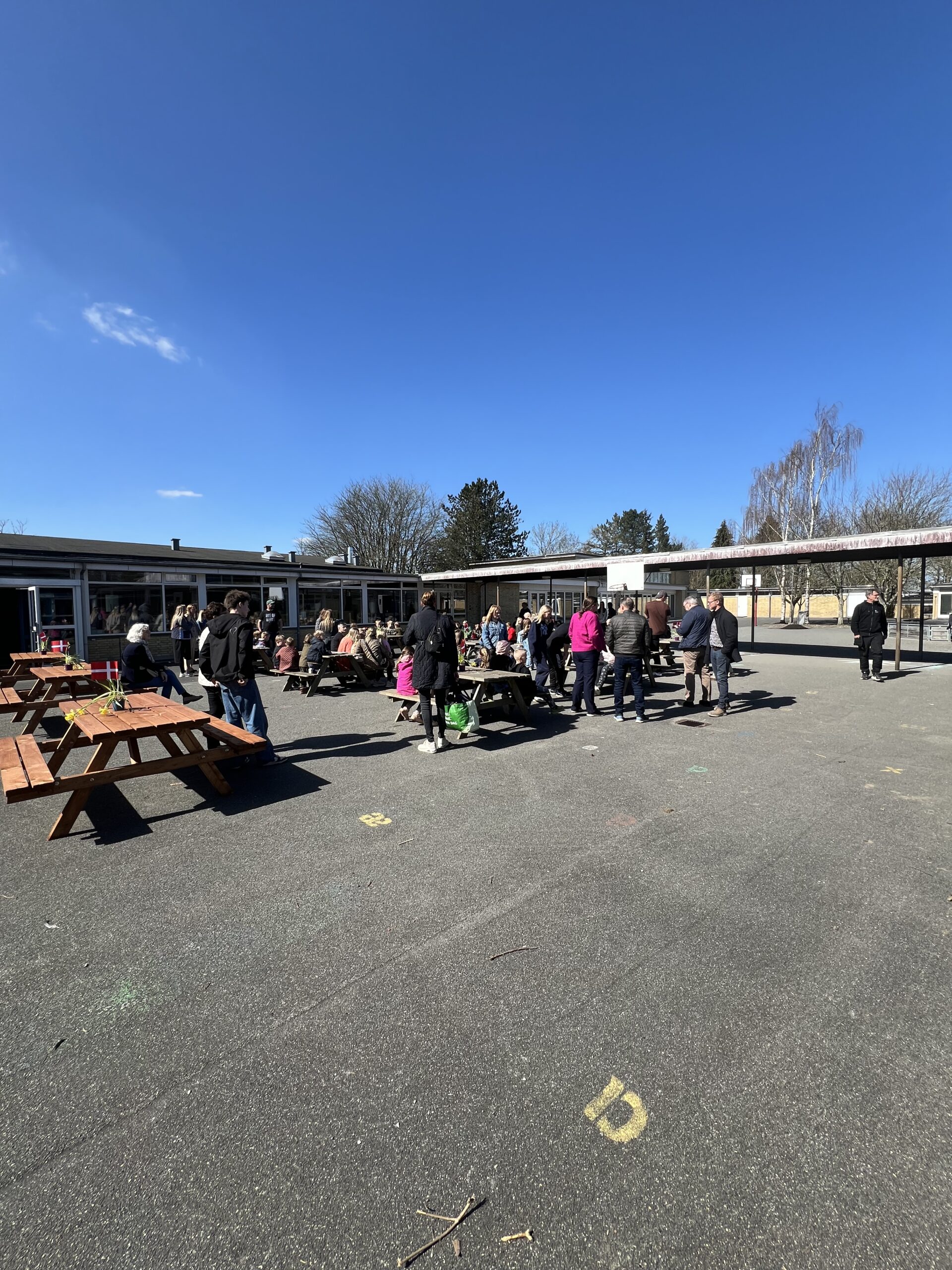 Første spadestik taget til stor renovering af Fjelsted-Harndrup Skole Første spadestik taget til stor renovering af Fjelsted-Harndrup Skole