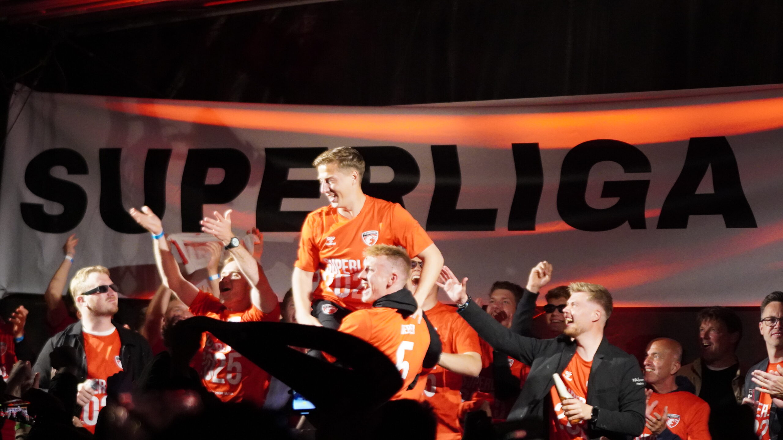 En nat, Fredericia aldrig vil glemme: Superliga-oprykningen fejret med brag En nat, Fredericia aldrig vil glemme: Superliga-oprykningen fejret med brag