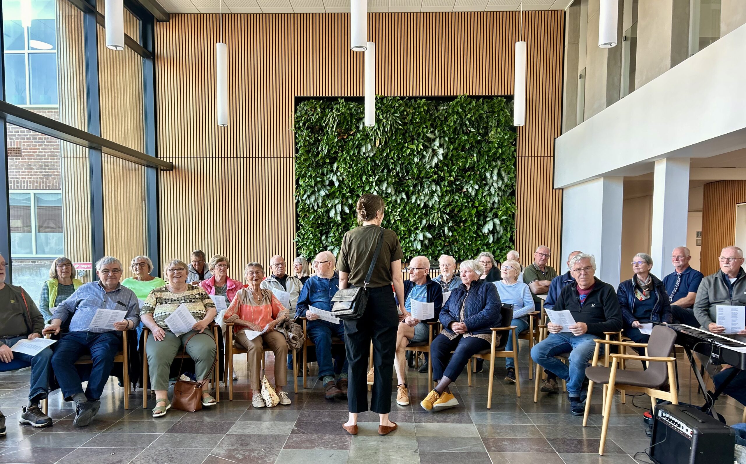 Fællessang samlede demensramte i Fredericia: »I musikken er vi ligeværdige« Fællessang samlede demensramte i Fredericia: »I musikken er vi ligeværdige«