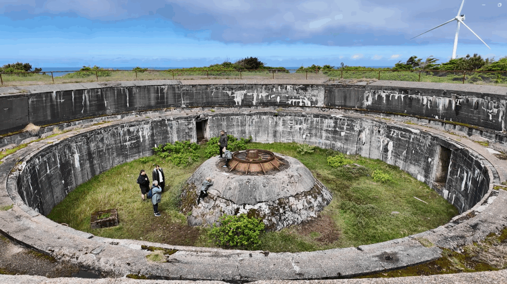 En af kanonbrøndene v. Bunkermuseum Hanstholm d. 30. maj 2025