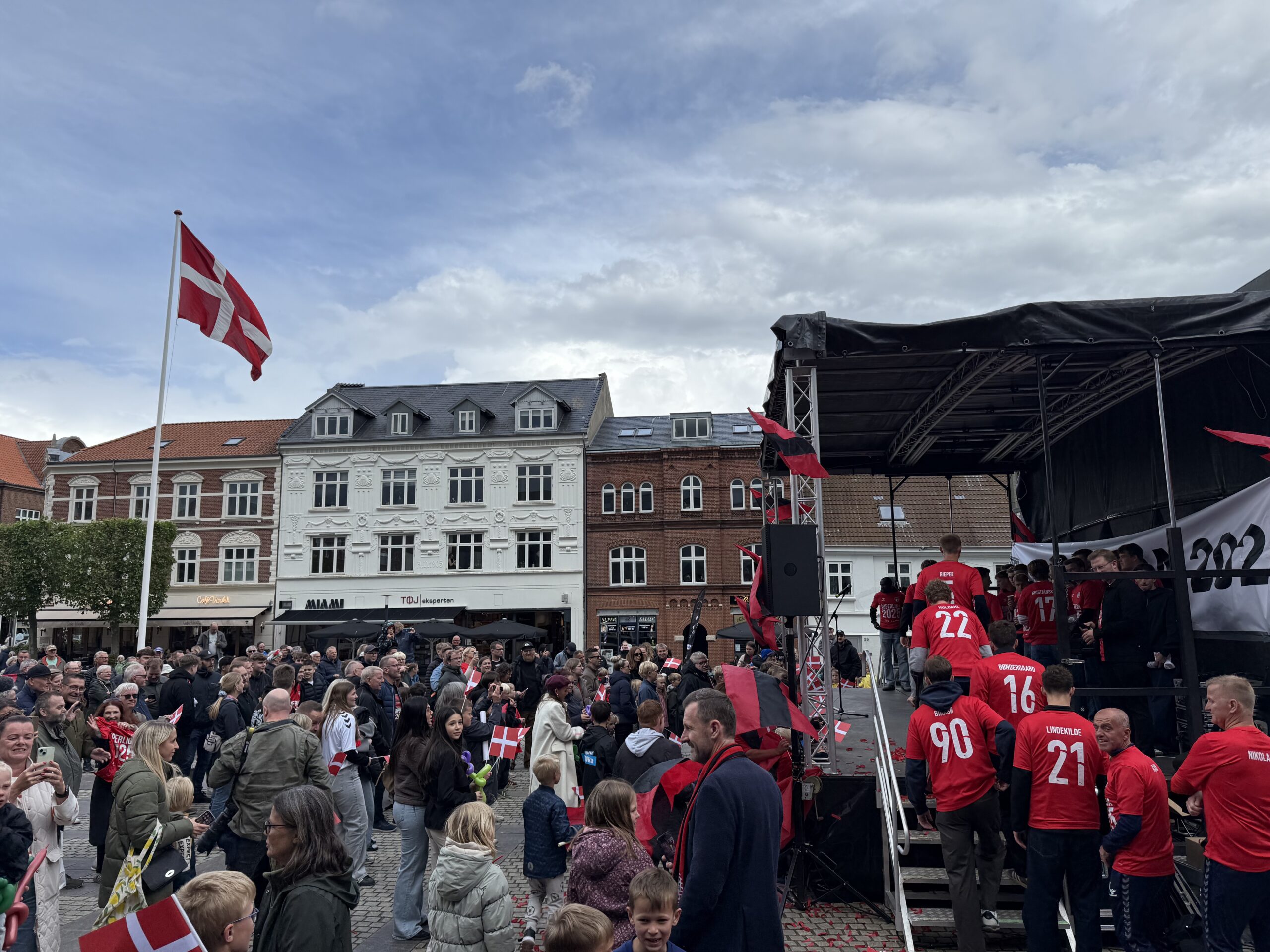 Fredericia gik i sort-rød ekstase: Superliga-drømmen fejret med pandekager, fans og autografer Fredericia gik i sort-rød ekstase: Superliga-drømmen fejret med pandekager, fans og autografer