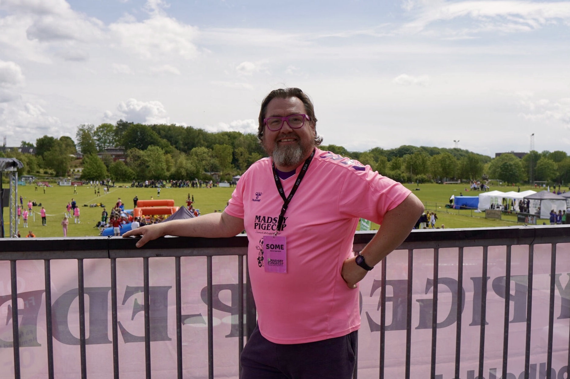 Frivillige Søren spreder smil til Madsby Pige Cup: »Det er helt vidunderligt« Frivillige Søren spreder smil til Madsby Pige Cup: »Det er helt vidunderligt«