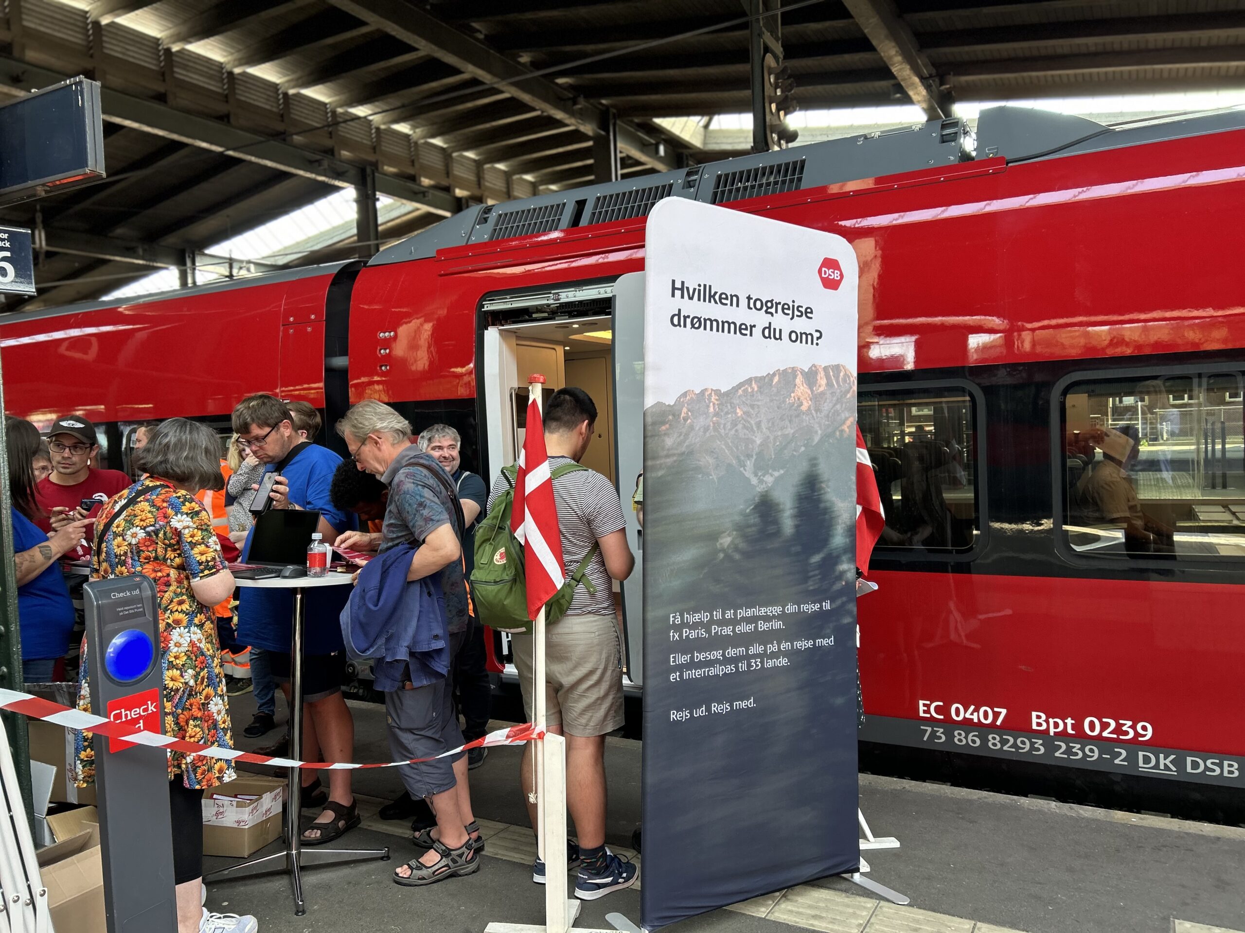 Fredericia Banegård fyldt af nysgerrige blikke og tog-entusiaster