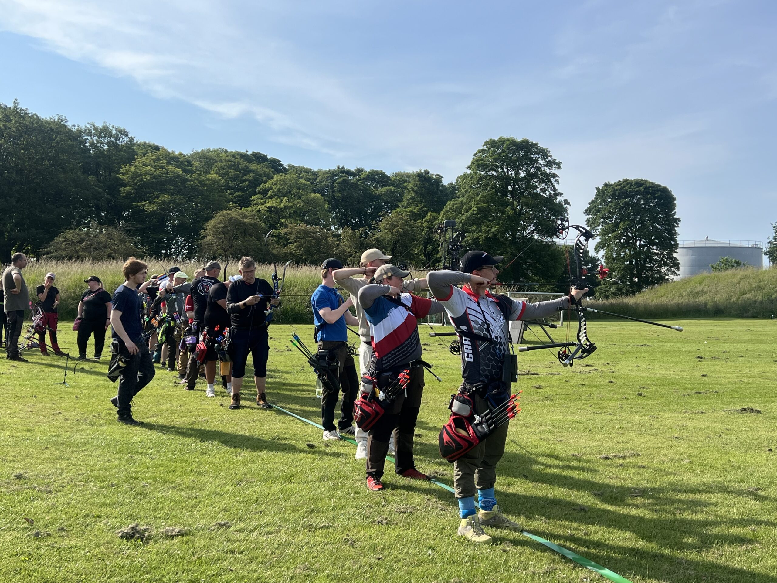 Solskin, bueskytter og skarpe pile: Trelde Næs Bueskydning samlede 100 deltagere på Kastellet