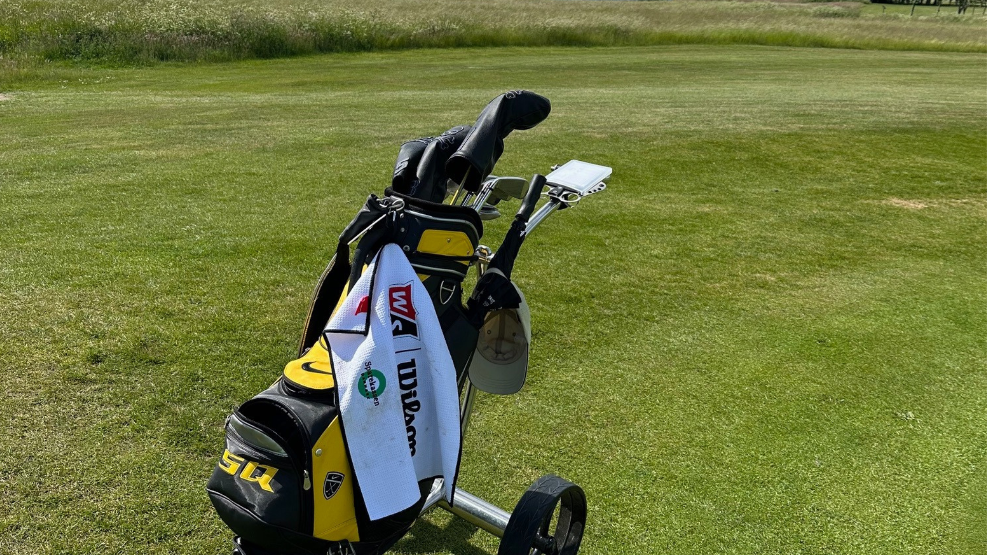 42 naboer har skrevet under mod golfklubbens overdækning. Alligevel siger forvaltningen ja