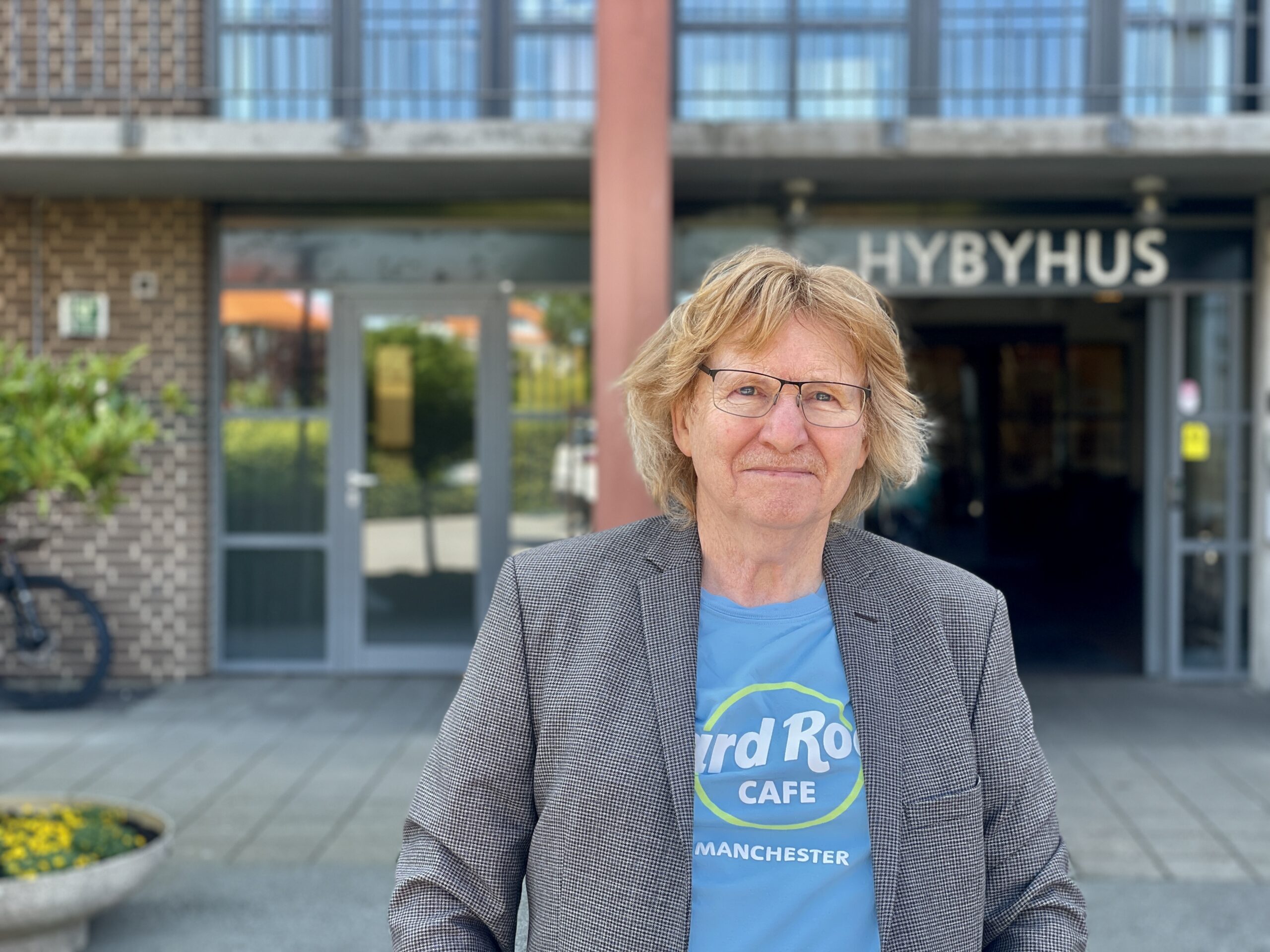 Unge på plakaten – gamle i stolen