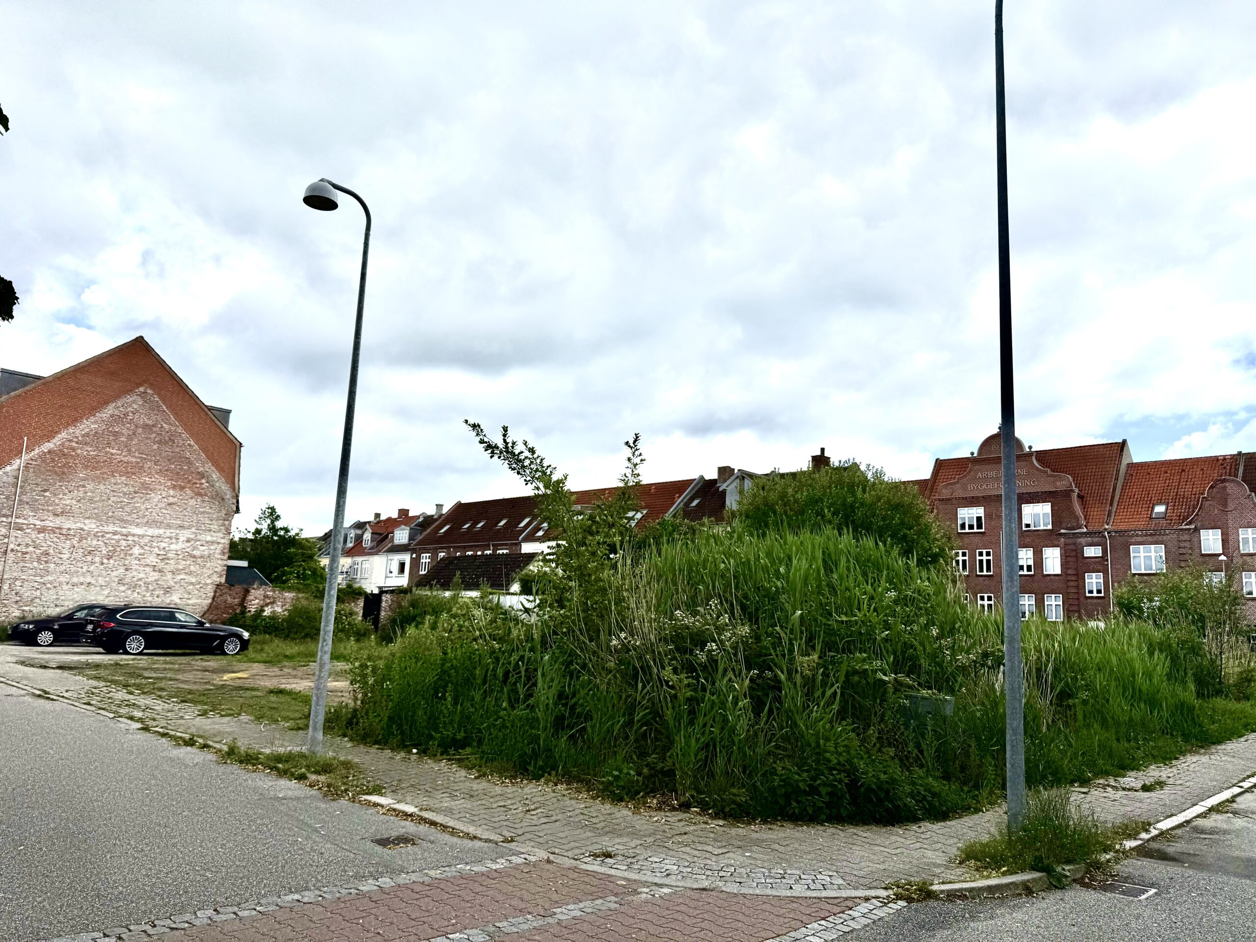 Tre mænd set hoppe over mur i Bjergegade – og jakke stjålet fra udstilling i midtbyen