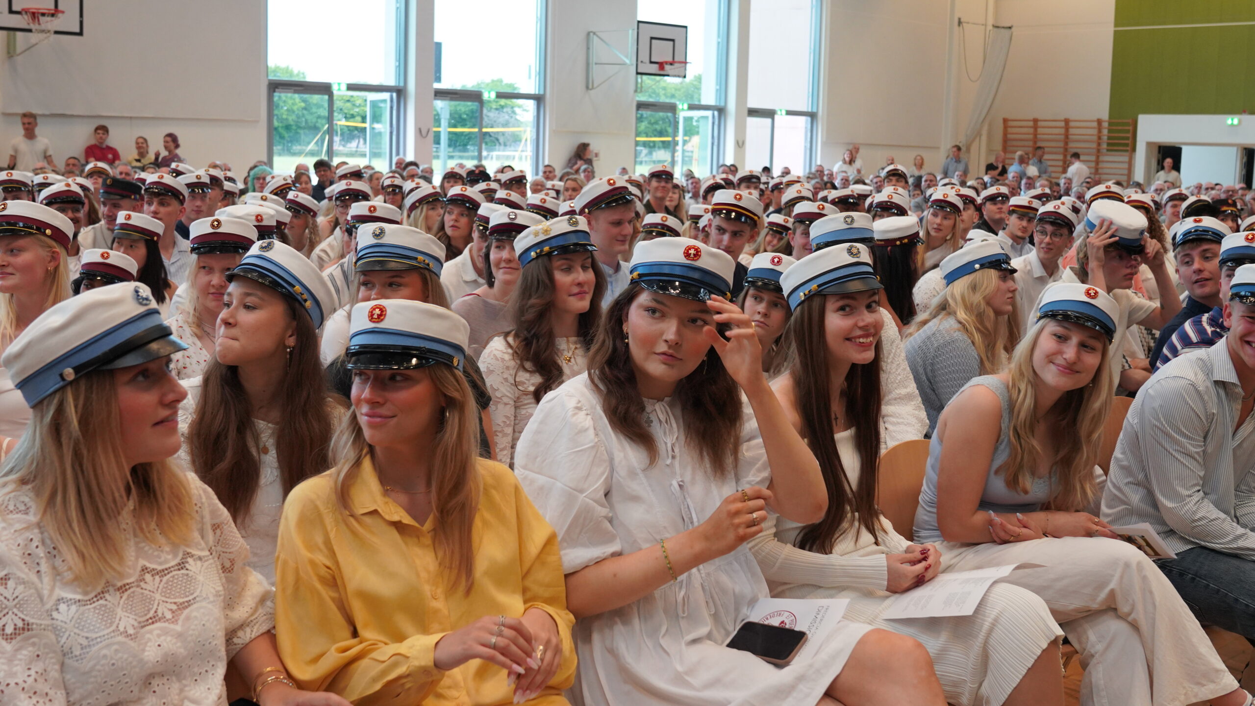 Stor dimissionsfest på Fredericia Gymnasium: »En dag fyldt med følelser, minder og stolte øjeblikke«