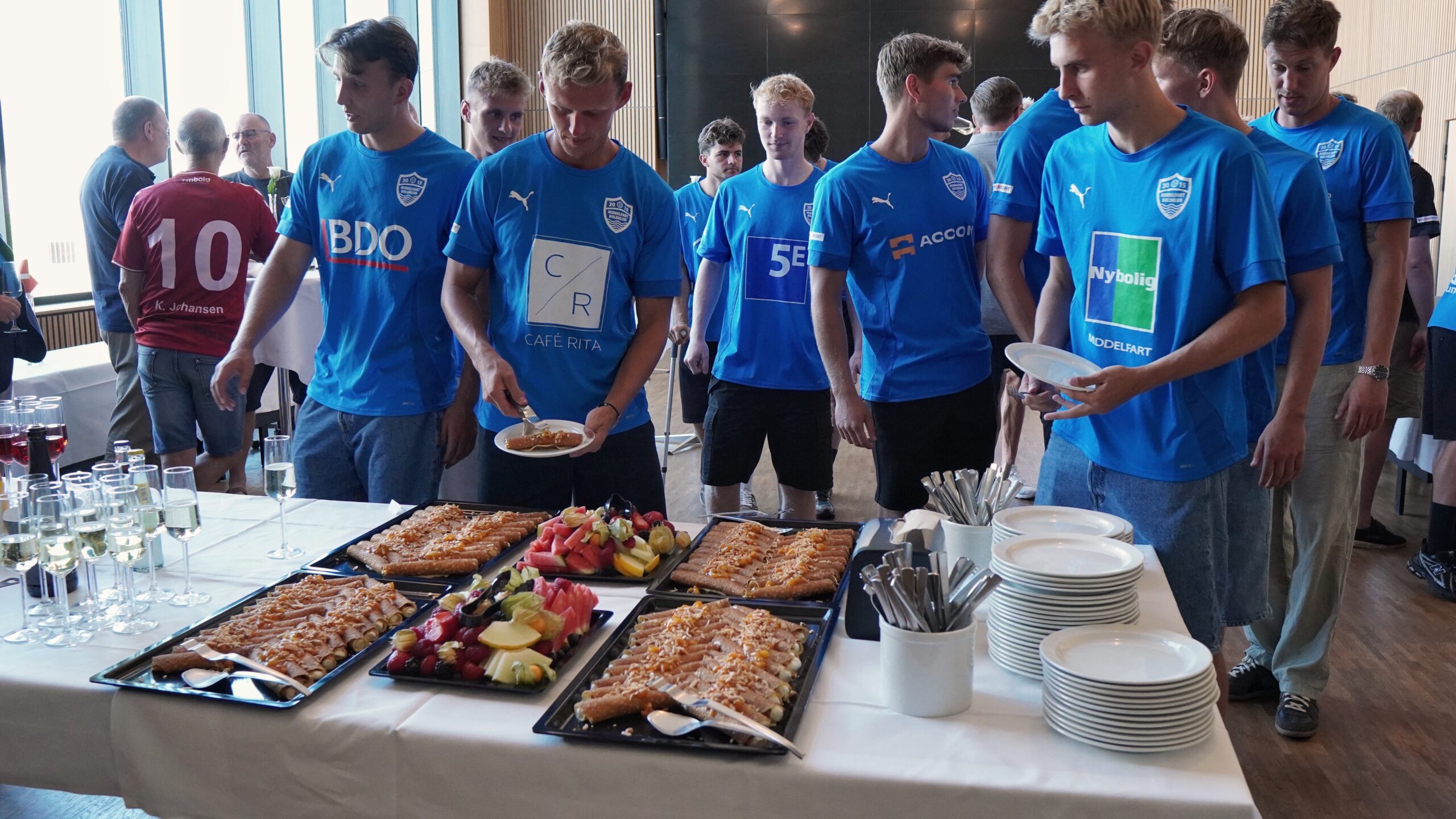 Middelfarts fodboldhelte fejret med rådhuspandekager: »Det har været en totalt fed rejse«