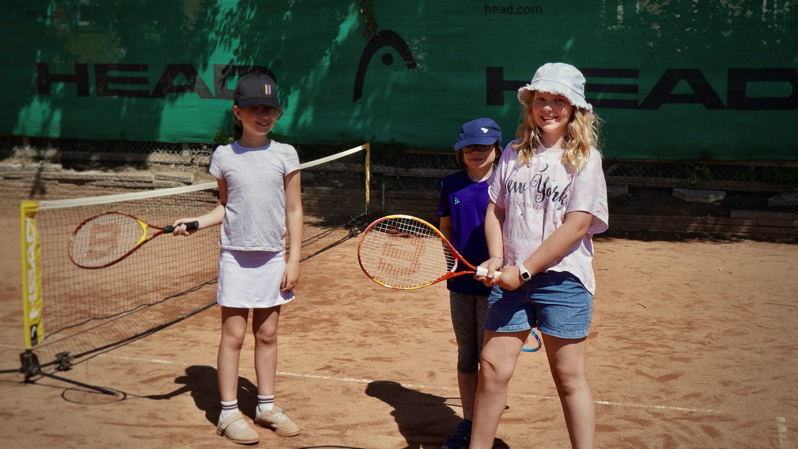 Grus, grin og gode venner: Tennisklubbens sommerskole gør ferien sjovere Grus, grin og gode venner: Tennisklubbens sommerskole gør ferien sjovere