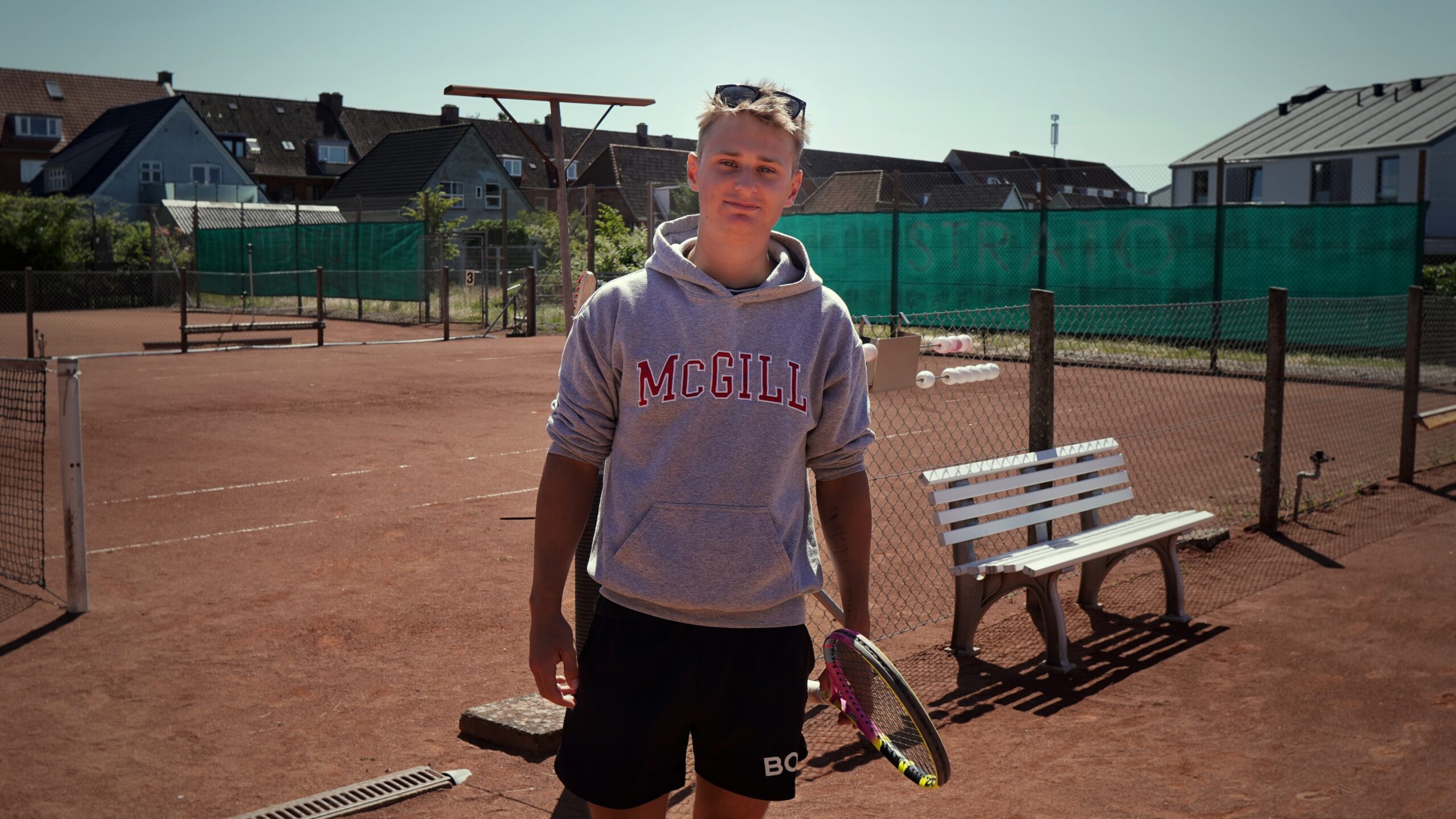 Efter 15 år er Jens stadig ikke træt af tennis: »Jeg tror altid, det vil hænge ved« Efter 15 år er Jens stadig ikke træt af tennis: »Jeg tror altid, det vil hænge ved«