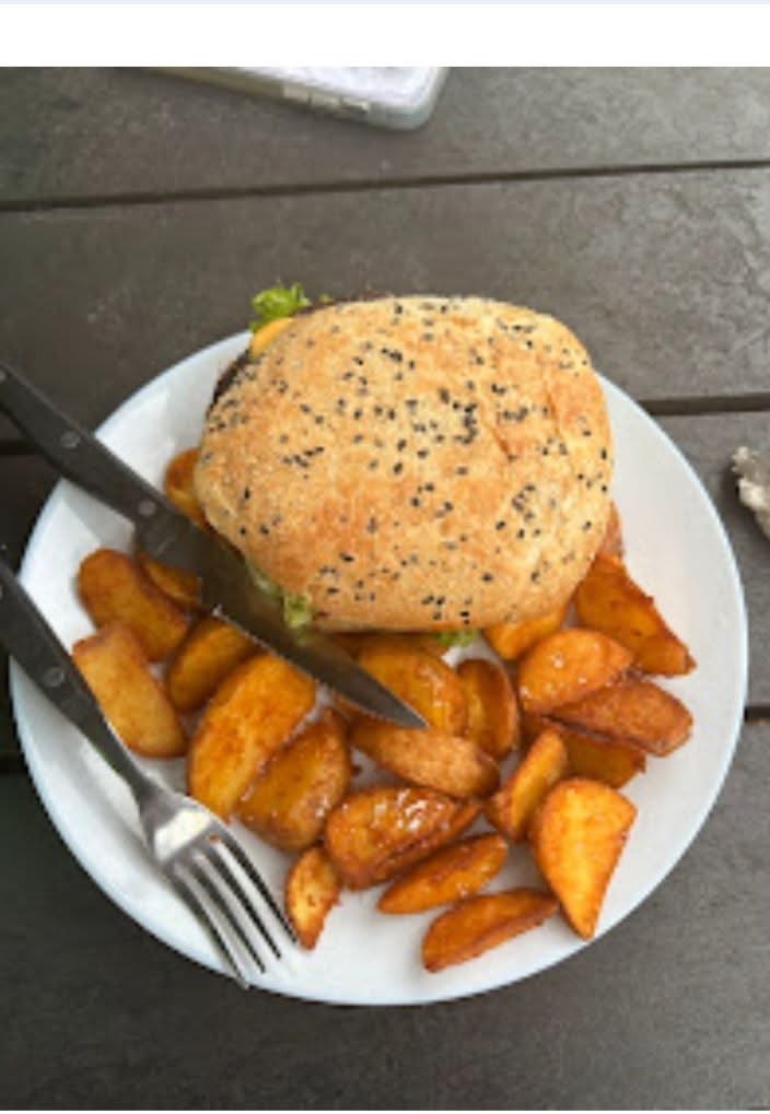 Grillbar siger fra: Ansatte bliver kaldt ‘dum kælling’ og ‘smatso’ Grillbar siger fra: Ansatte bliver kaldt ‘dum kælling’ og ‘smatso’