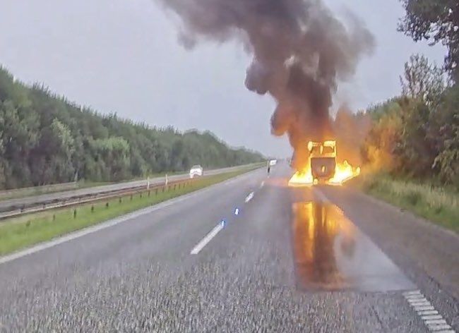 Bilbrand spærrer E20-motorvejen mellem Kolding og Taulov Bilbrand spærrer E20-motorvejen mellem Kolding og Taulov