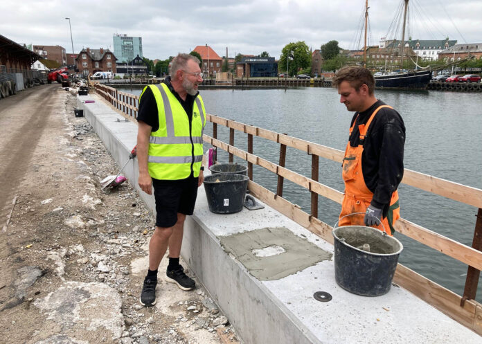 Lars Guldager og og Christoffer Smedemark ved den nye højvandsmur på Kolding Havn