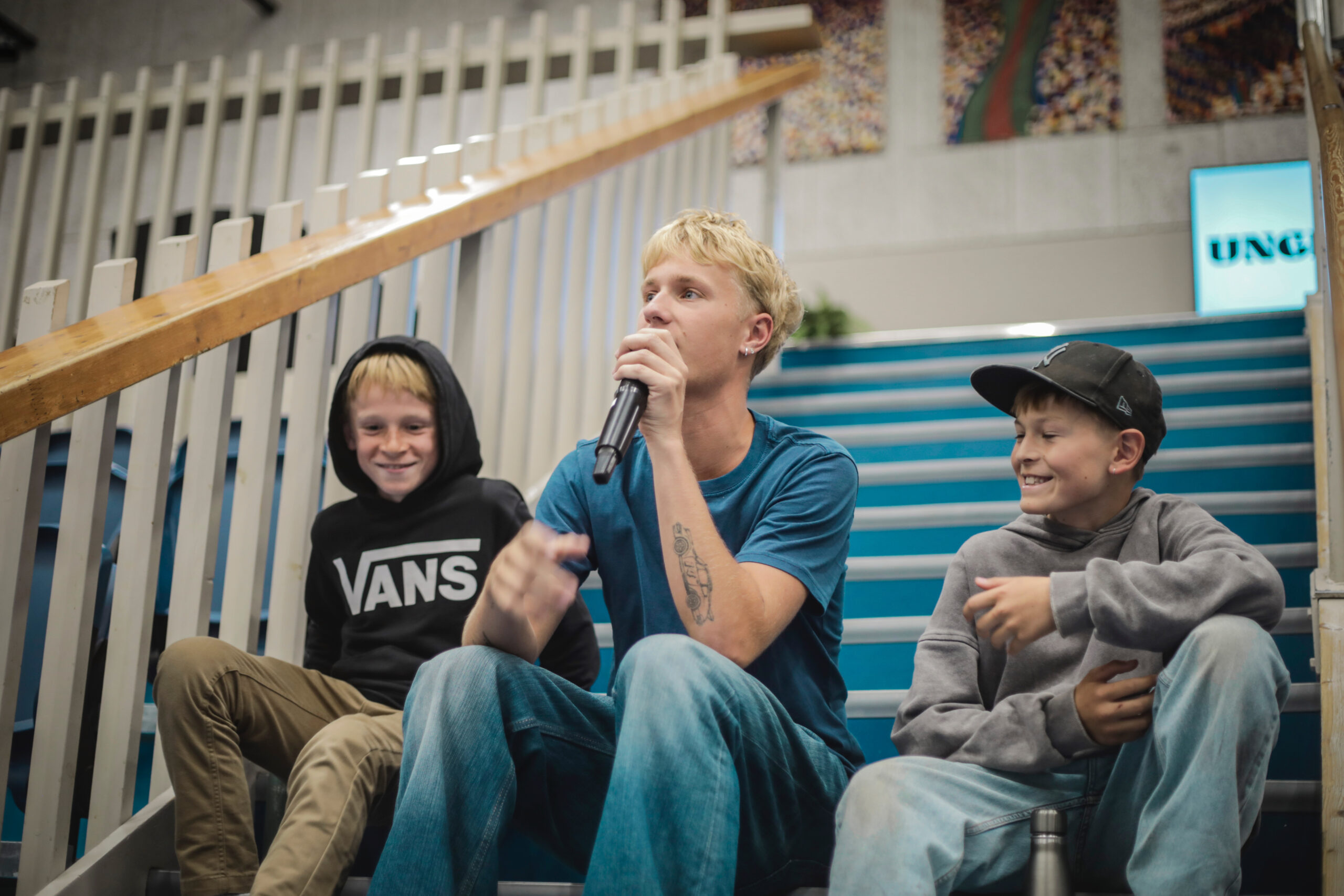 800 elever i Fredericia Idrætscenter fik budskabet fra YouTubere: »Snak med nogen og vær en god ven«