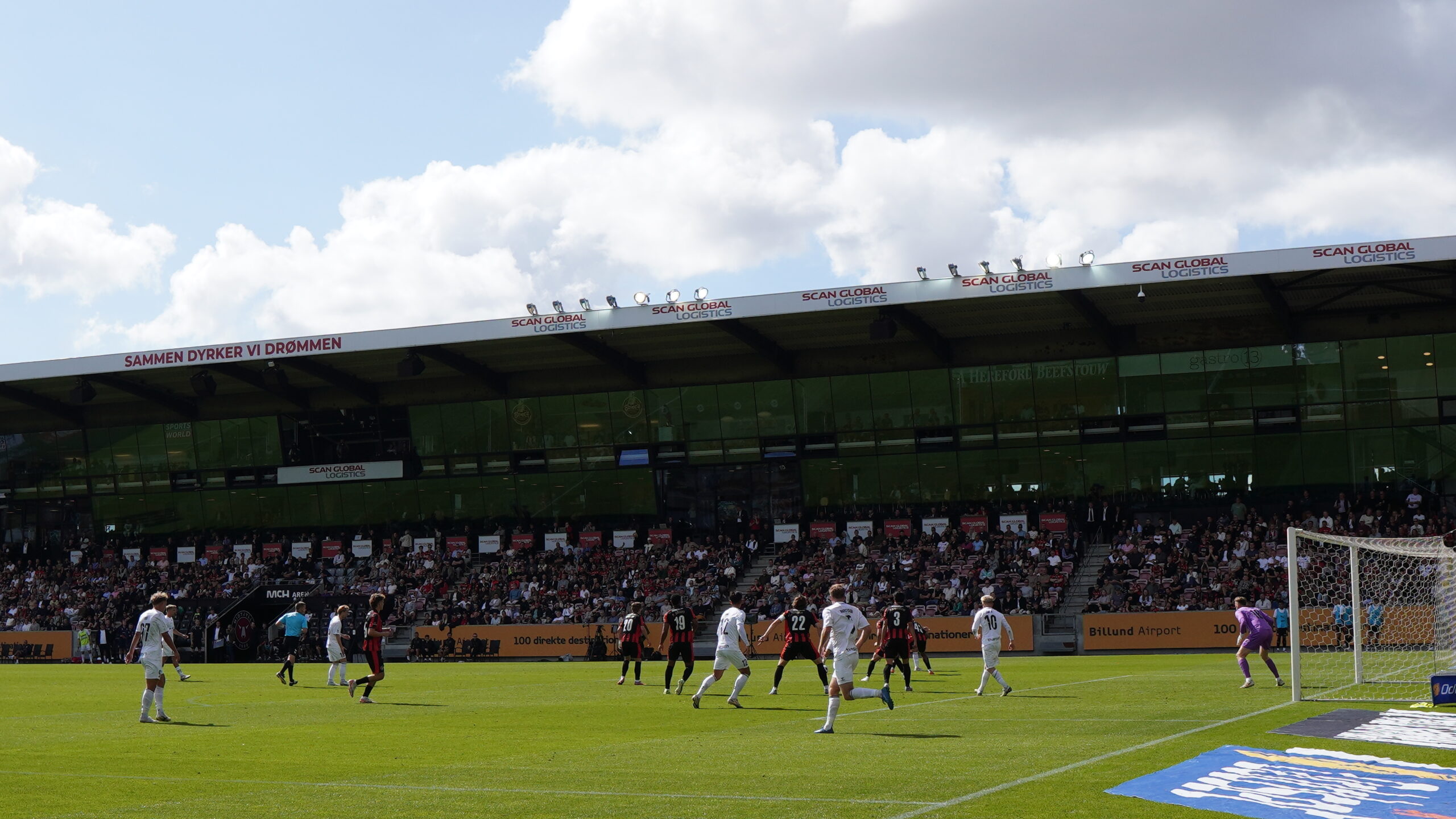 Superligaklub fyrer cheftræner