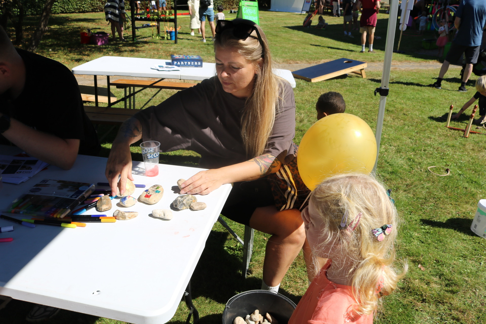 En søndag med plads til både børn, samtaler og eftertanke