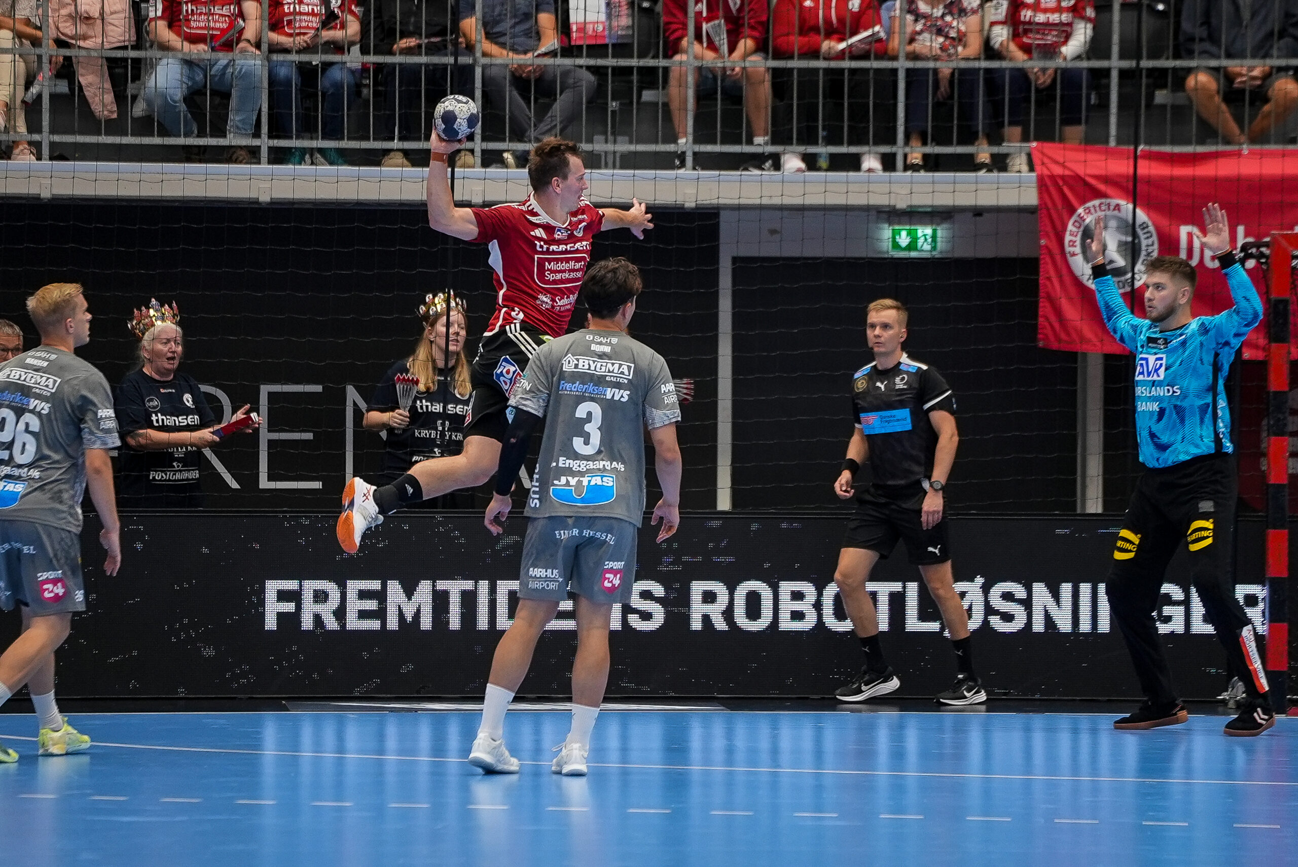 Landsholdsspiller og klubmand fortsætter rejsen i den røde trøje