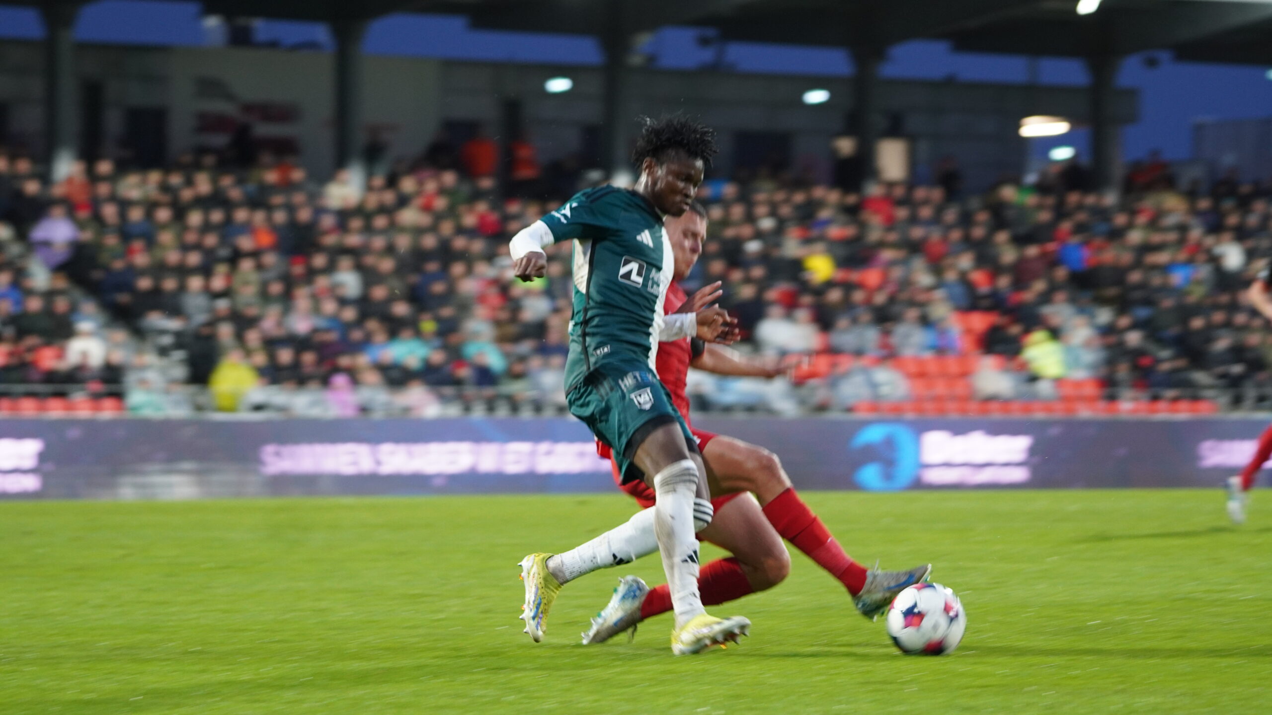 Målmandens magtdemonstration reddede point i historisk derby