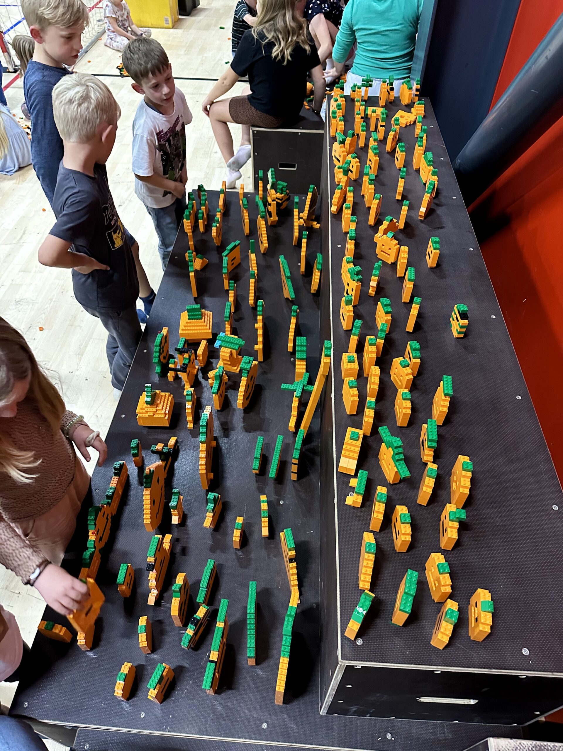 Lyshøjskolens elever sendte LEGO græskar-rekord i gang Lyshøjskolens elever sendte LEGO græskar-rekord i gang