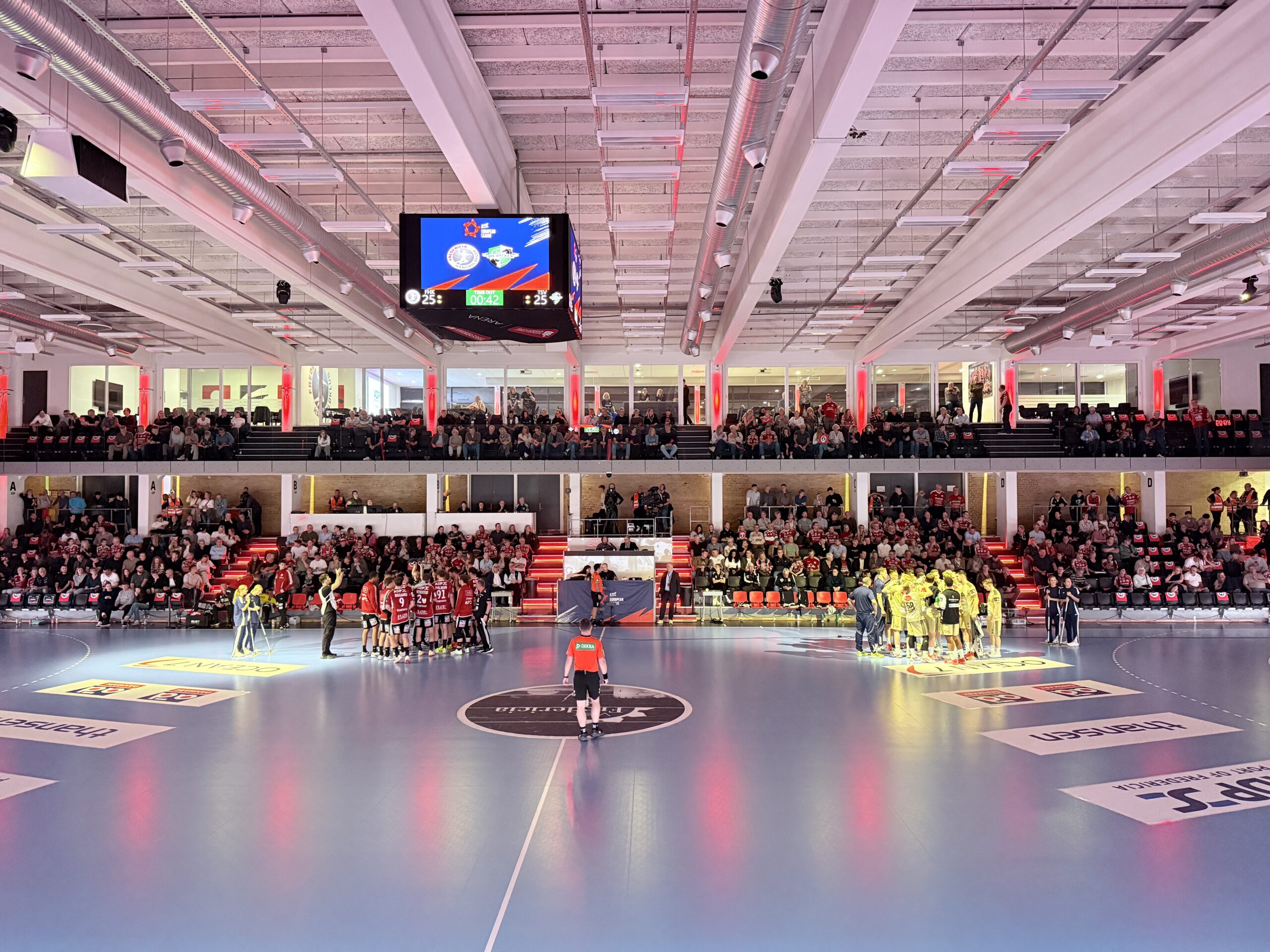 Heroisk FHK-nederlag mod tyske Hannover: Hallen rejste sig i respekt