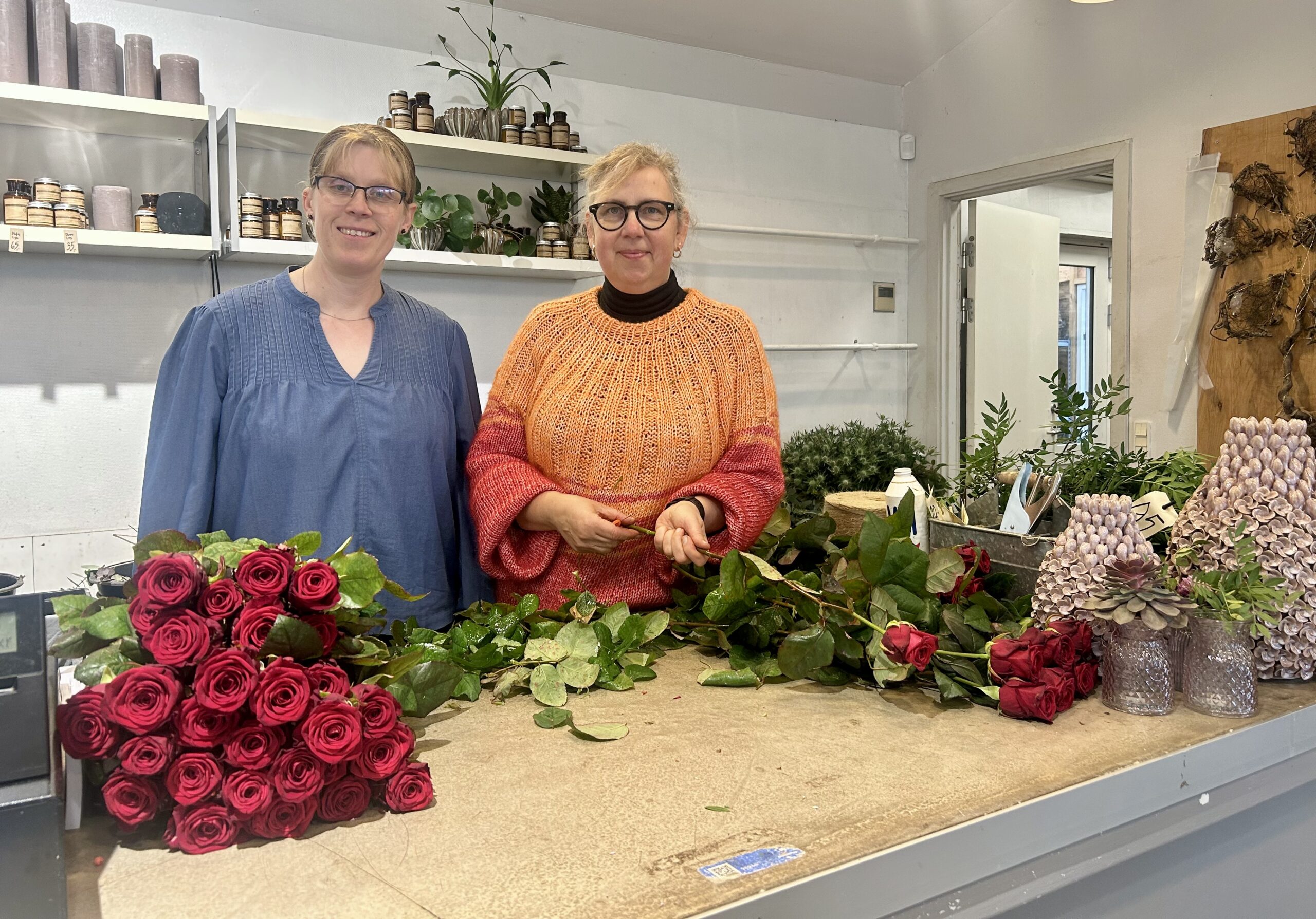 Lone og Irene fejrer 20 år sammen i Gardenia Blomster – et makkerskab bundet af blomster, venskab og livsglæde