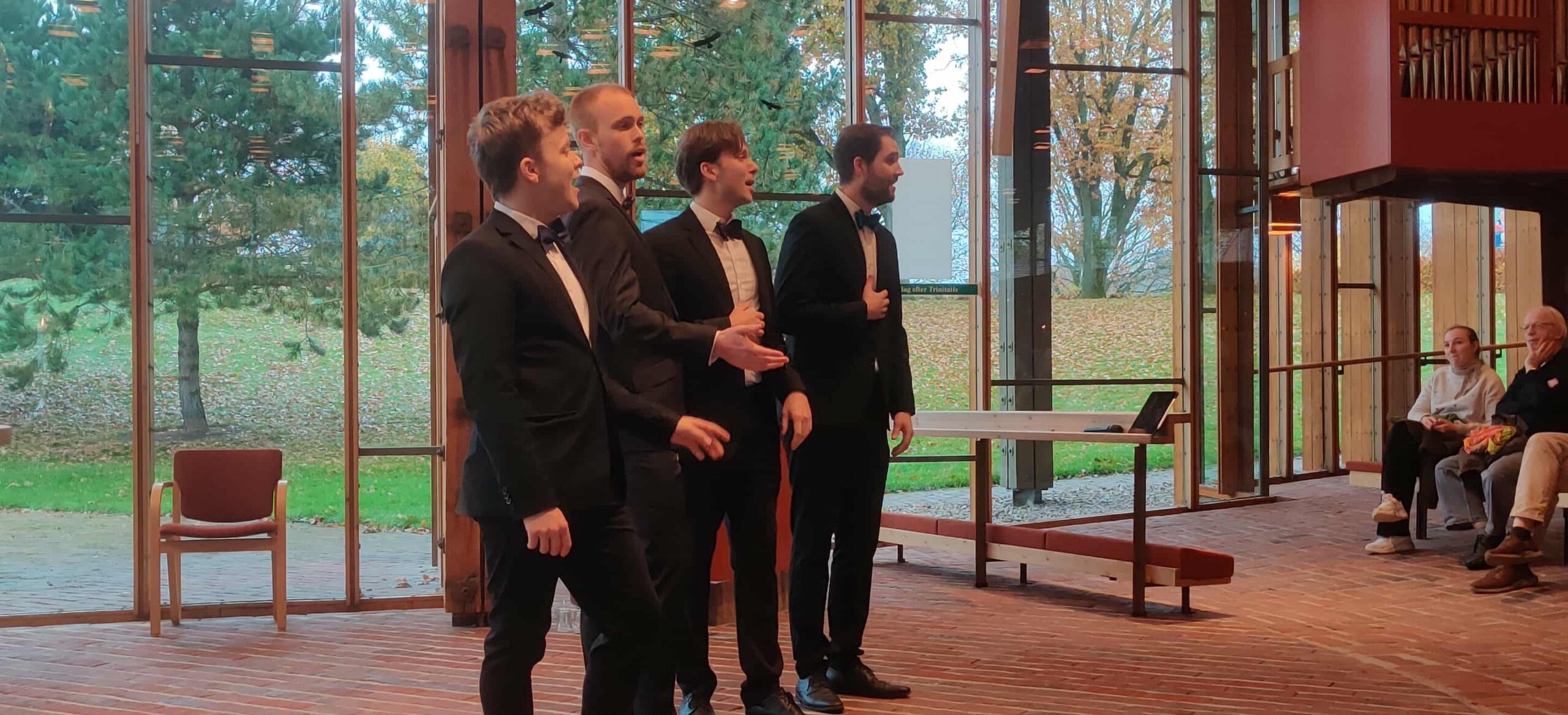 En vellykket aften i Hanerup Kirke – klassisk dansk og barbershop i skøn forening