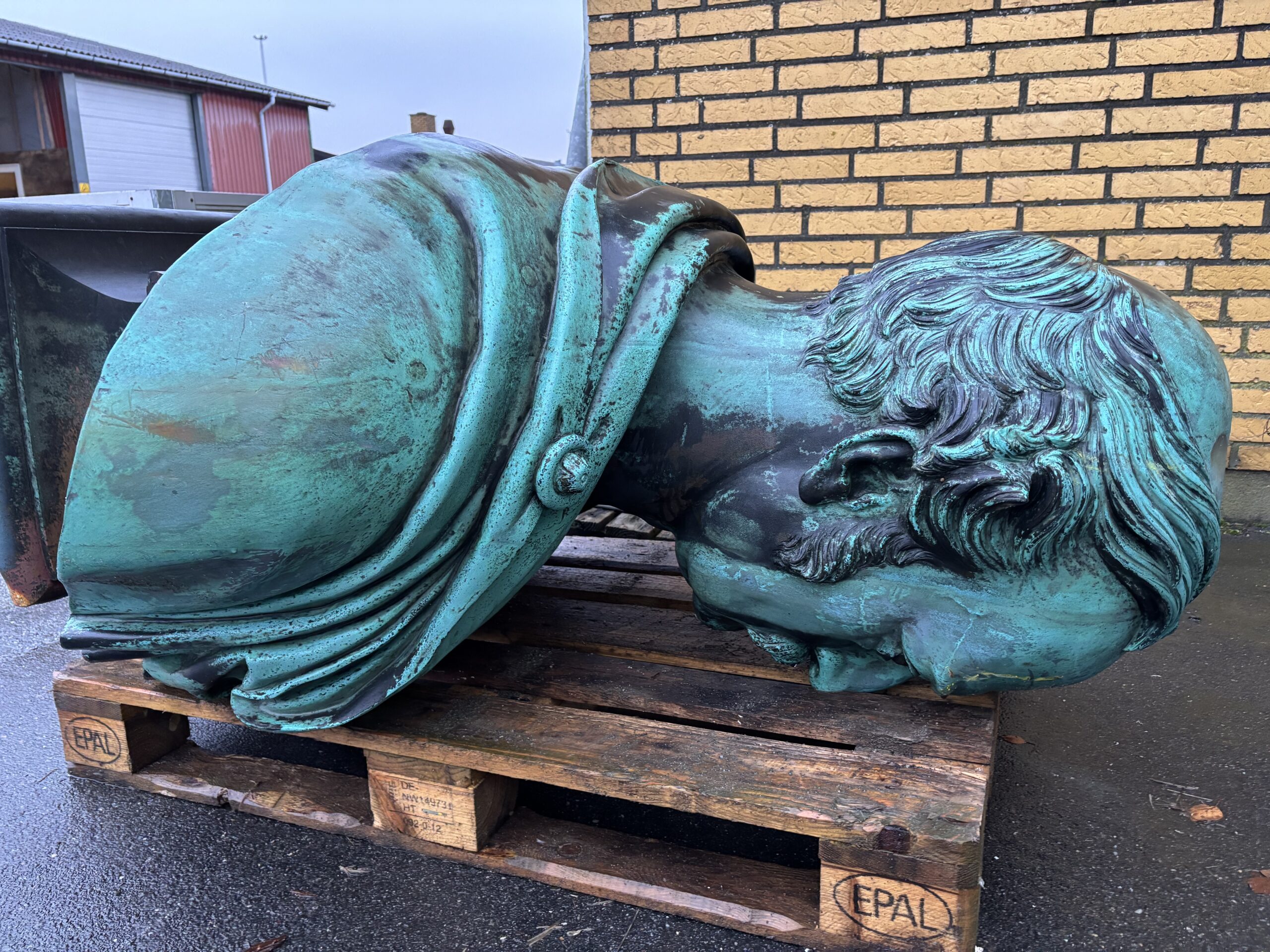 Lastbil påkørte ikonisk statue af General Rye