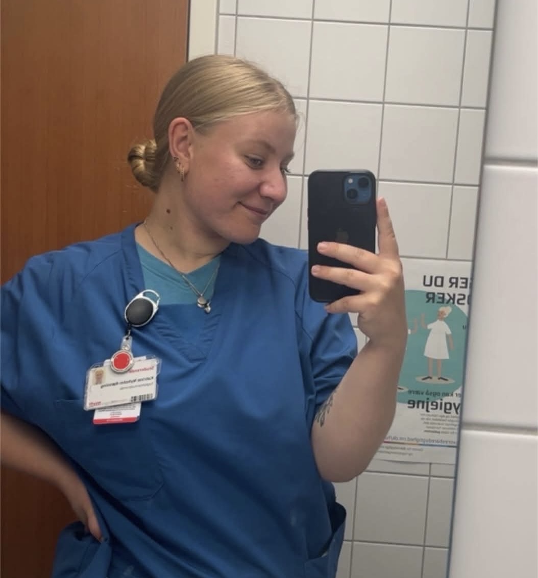 Låge 4 i SOSU-skolens julekalender: Katrine følger sin faglige nysgerrighed fra SOSU til sygeplejen