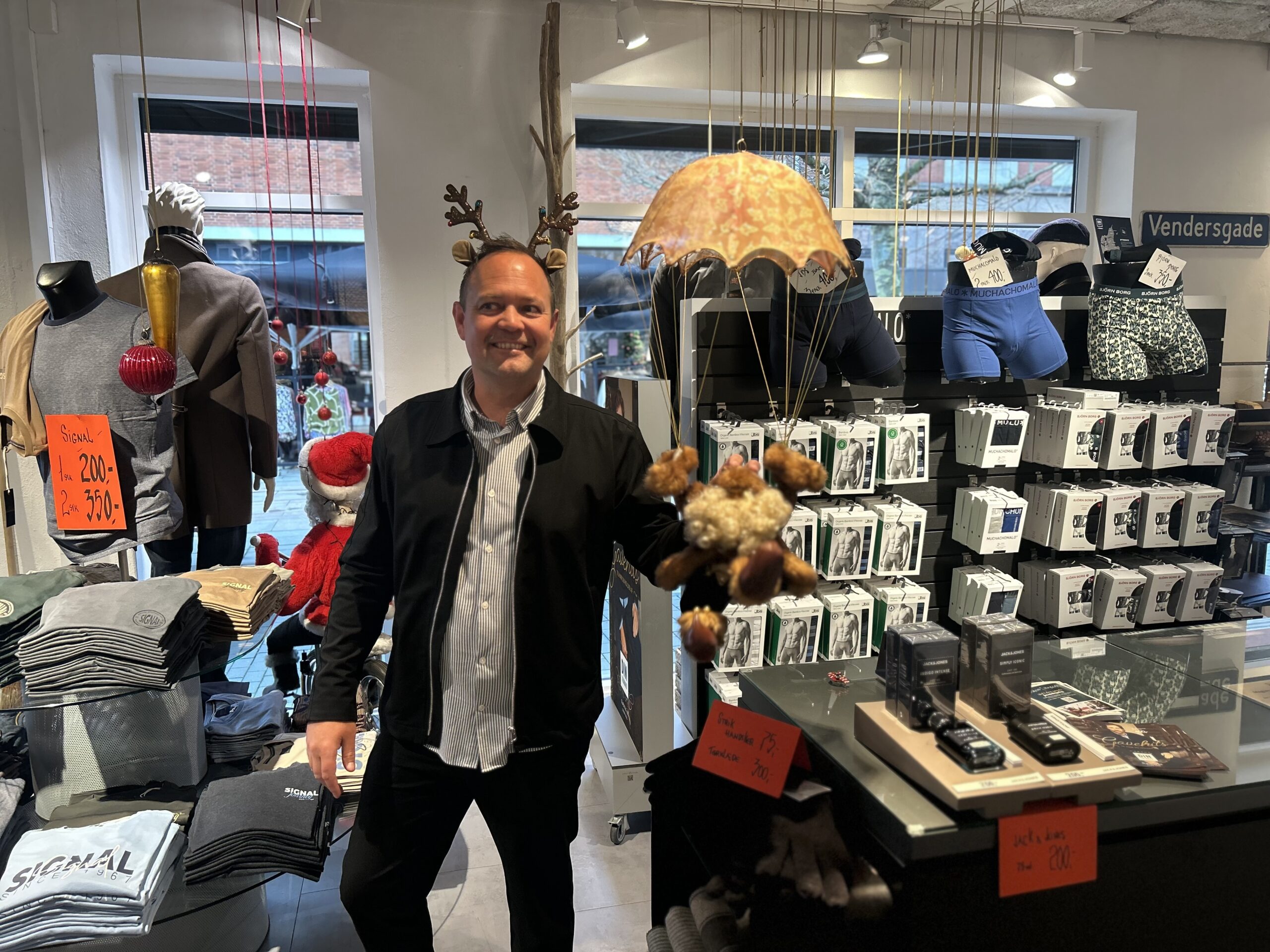 Låge 15: Din Tøjmand Sejersen: Et levende julevindue midt i Fredericia Låge 15: Din Tøjmand Sejersen: Et levende julevindue midt i Fredericia