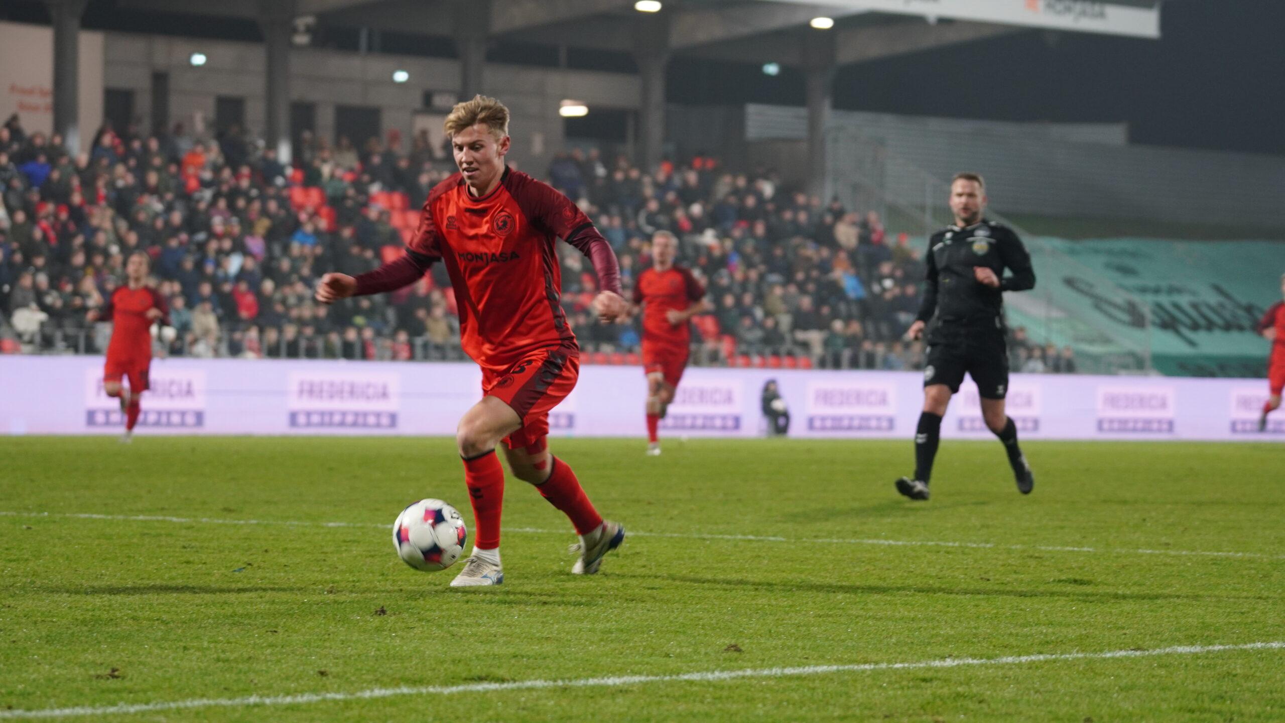 Otte mål, åbne spilkort og klare signaler i opstarten