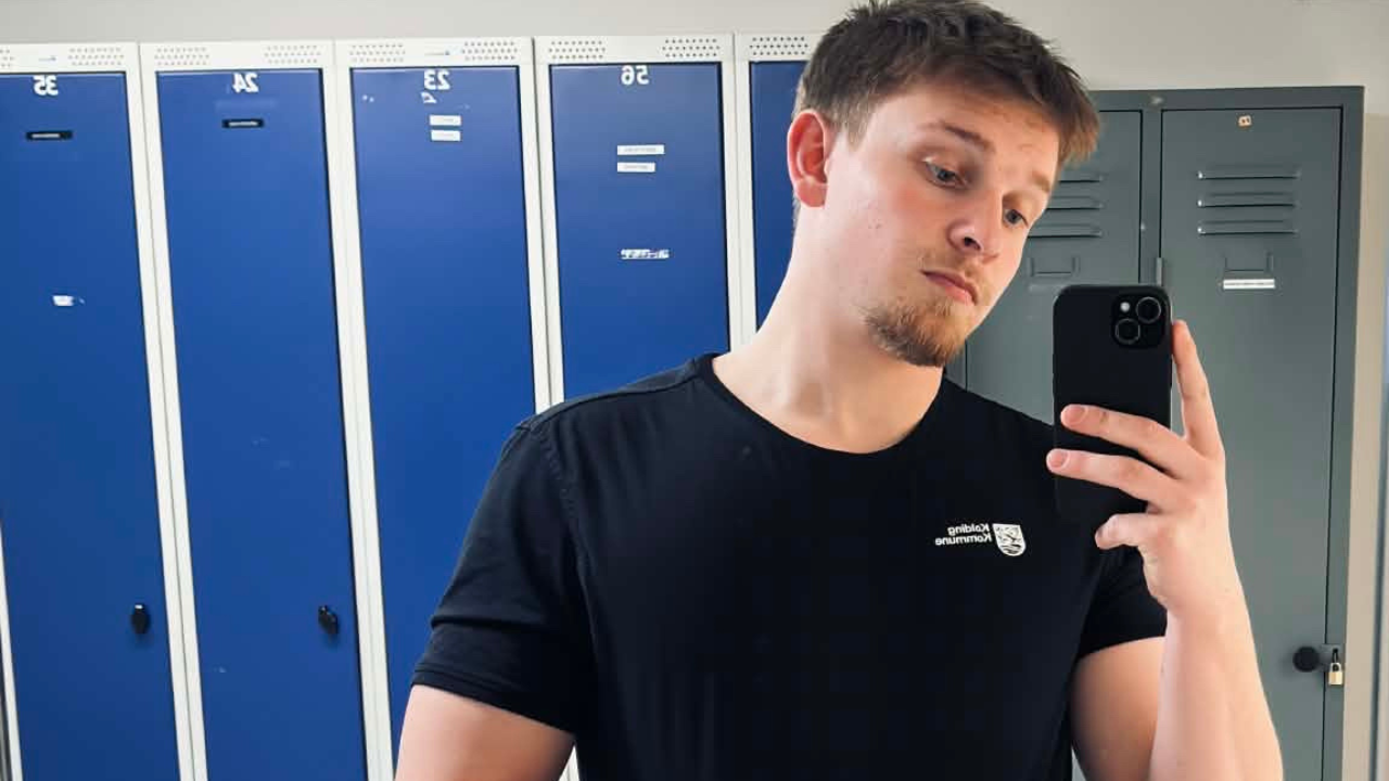 Låge 1 i SOSU-skolens julekalender: Mikkel bringer nærvær ind i de ældres jul