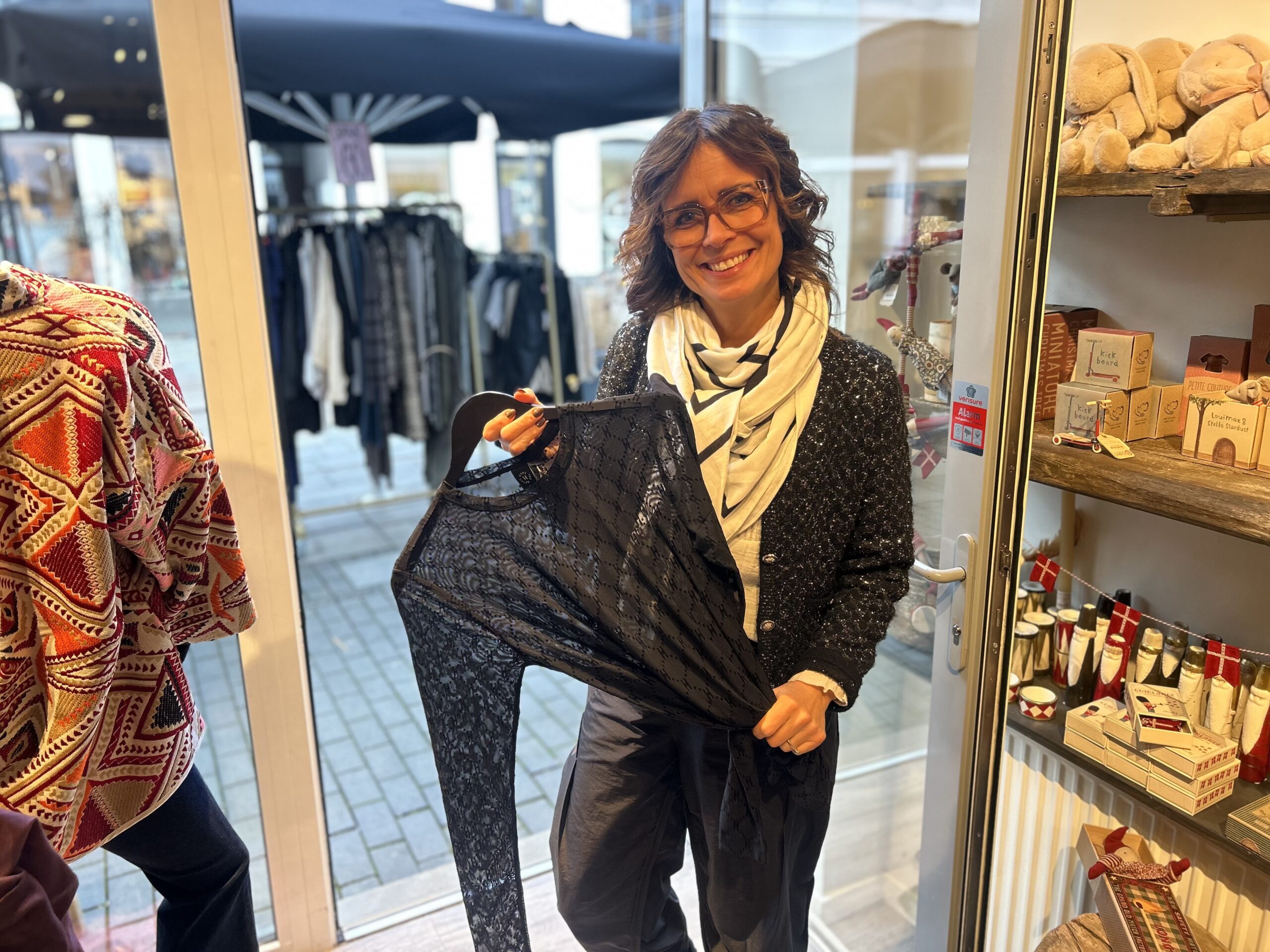 Låge 14: Mode, personlighed og decemberglæde hos Please Stay Låge 14: Mode, personlighed og decemberglæde hos Please Stay