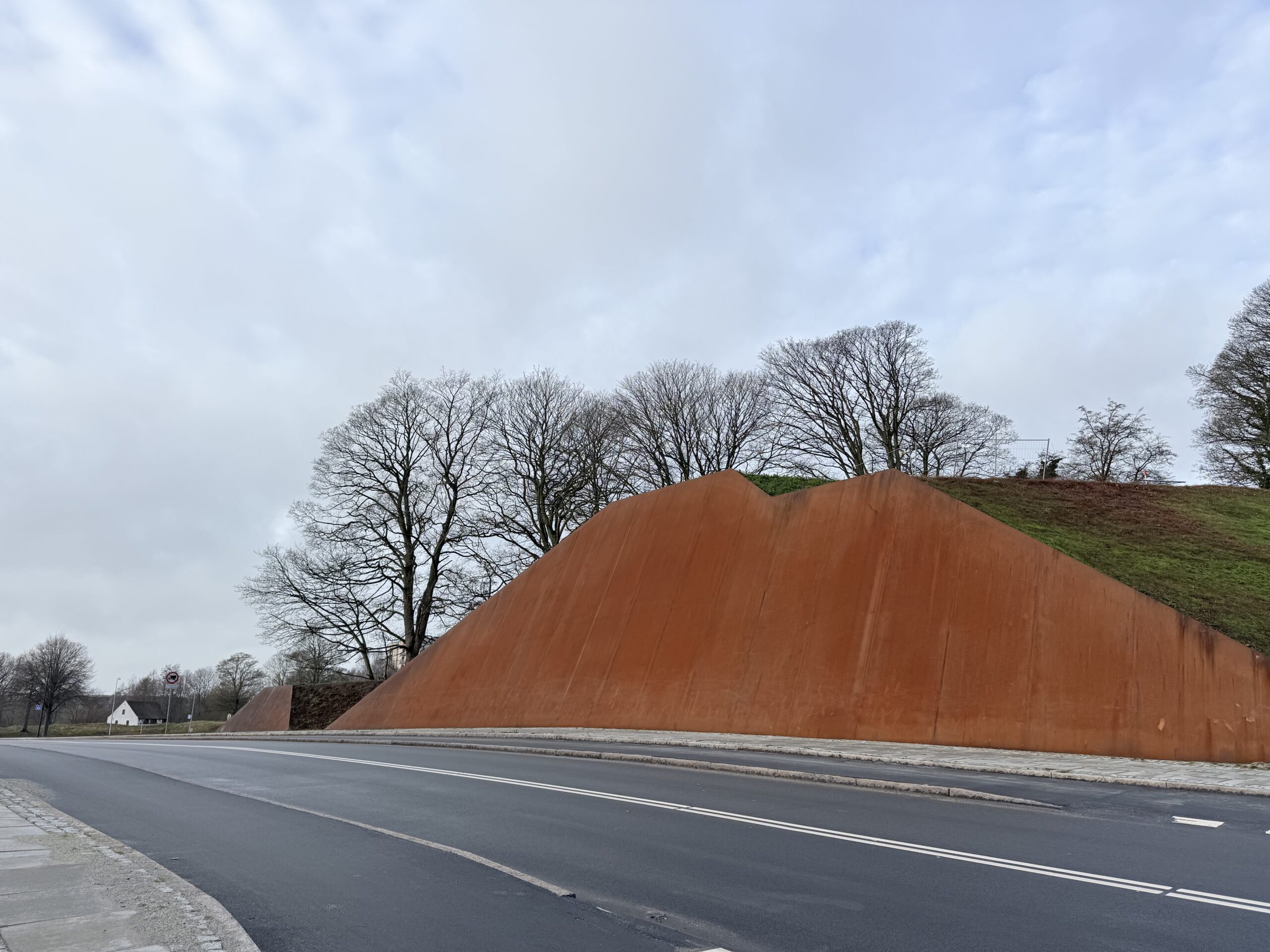 Milliondagbod i strid: Entreprenøren afviser kommunens krav – broprojektet trækker ud til 2026 Milliondagbod i strid: Entreprenøren afviser kommunens krav – broprojektet trækker ud til 2026