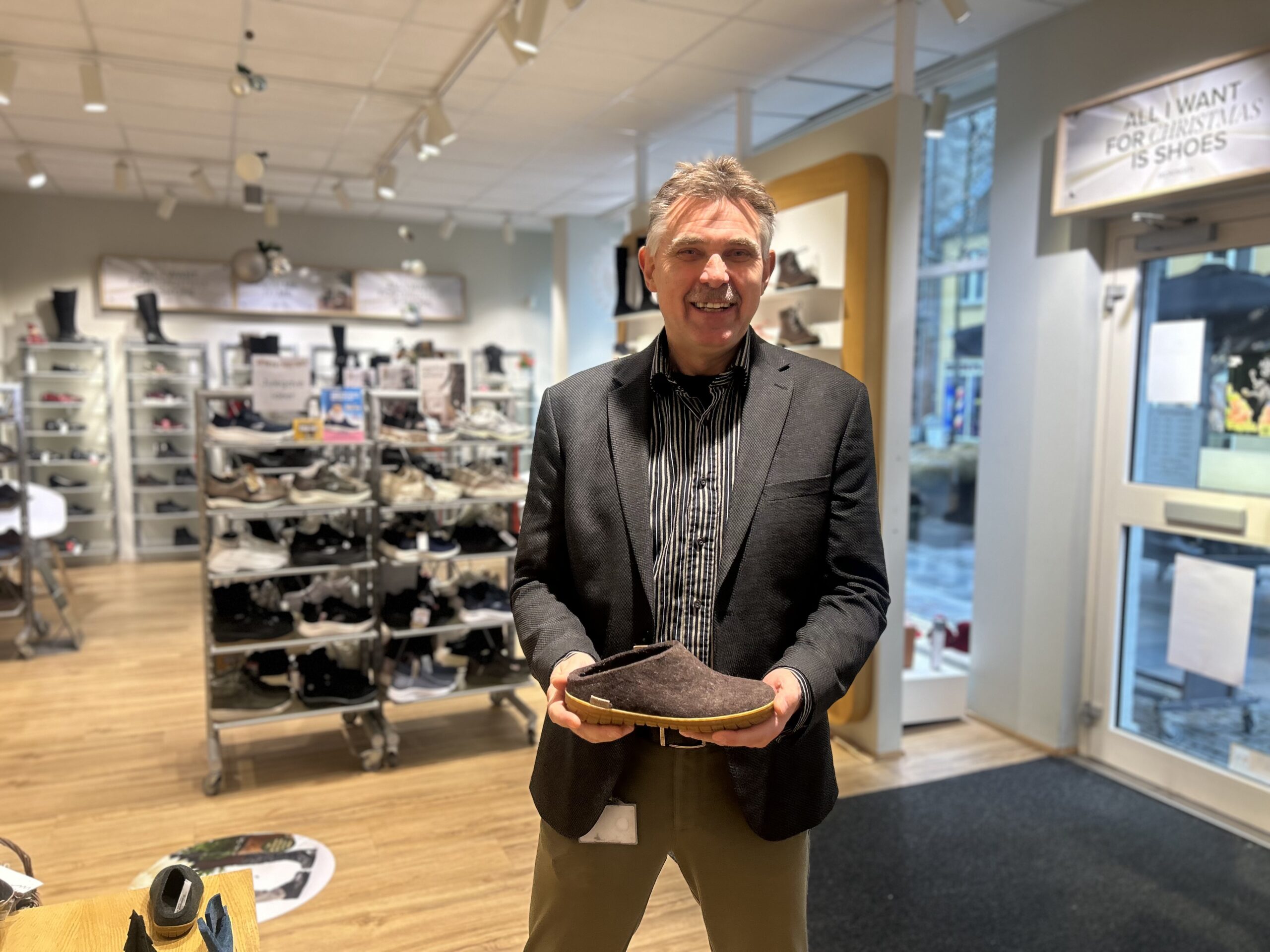 Låge 19 Hjemmesko, støvler og decemberstemning hos Skoringen Låge 19 Hjemmesko, støvler og decemberstemning hos Skoringen