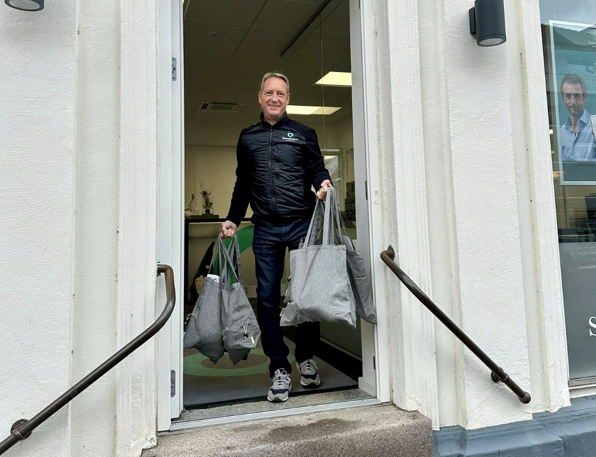 Sparekassen Danmark delte 80 goodiebags ud i midtbyen