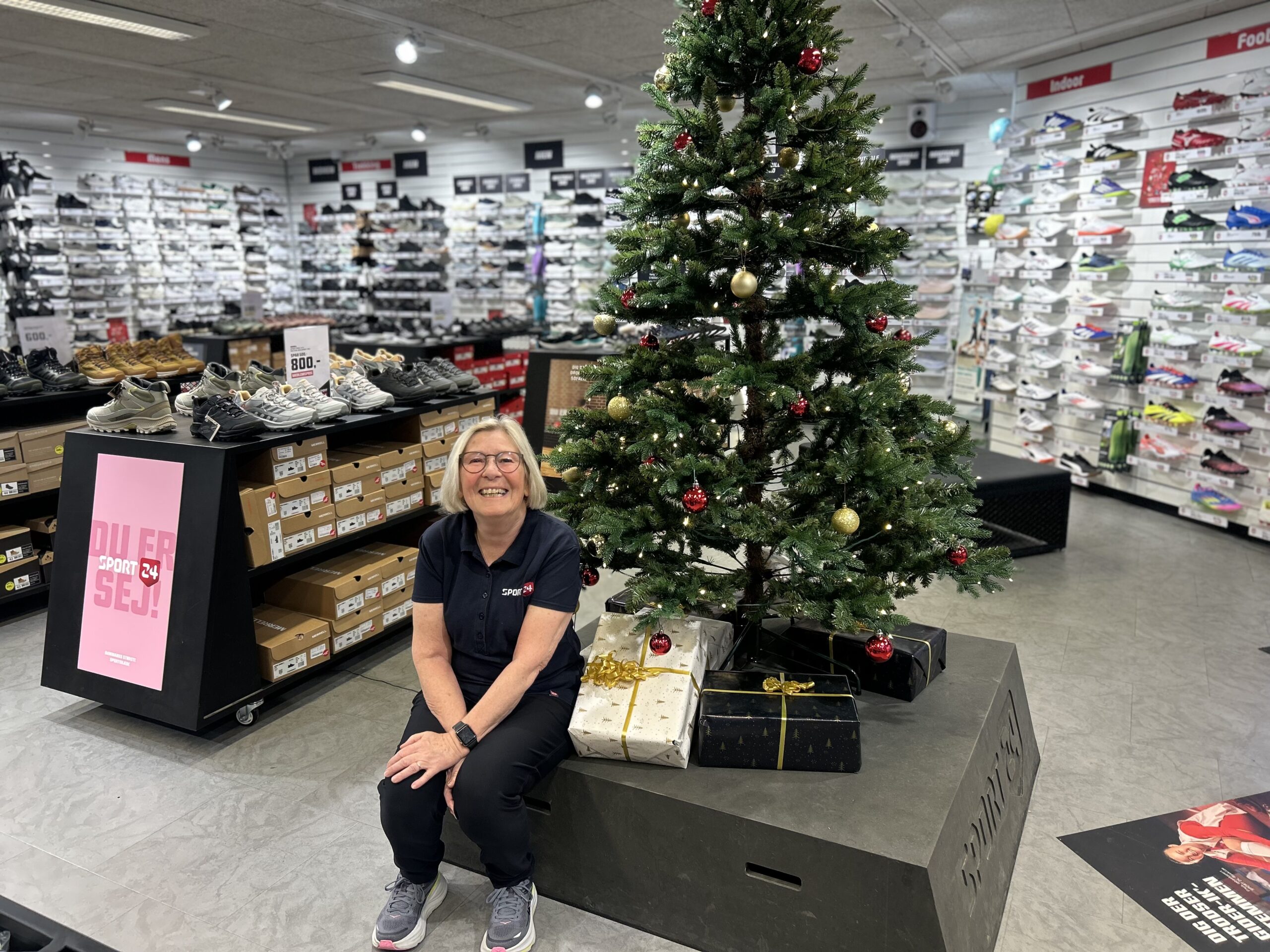 Låge 11: Sportsglæde, julegaver og lokale smil hos SPORT 24 Låge 11: Sportsglæde, julegaver og lokale smil hos SPORT 24