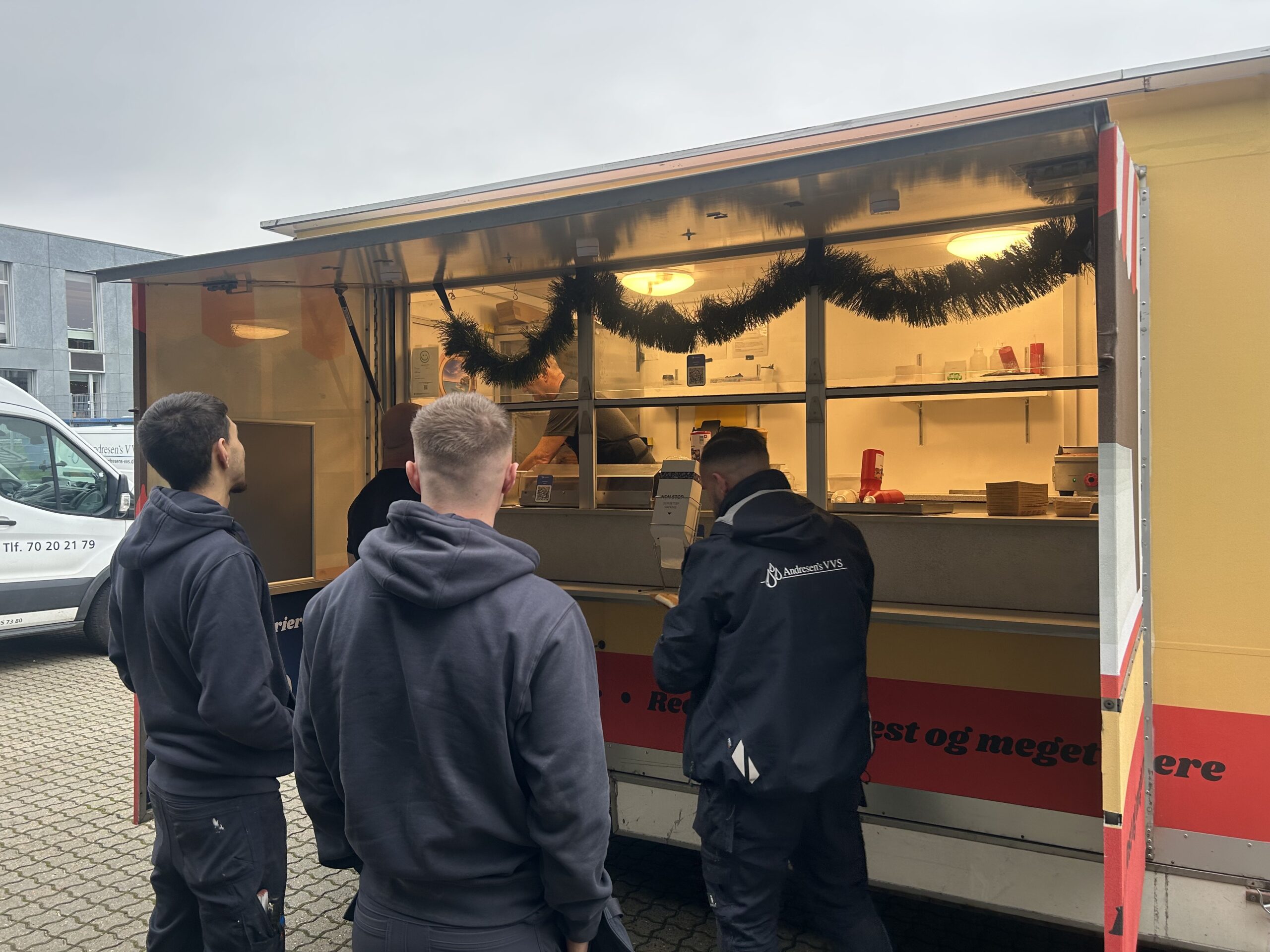 Lærlinge i centrum hos Andresen’s VVS en grå dag med varm stemning