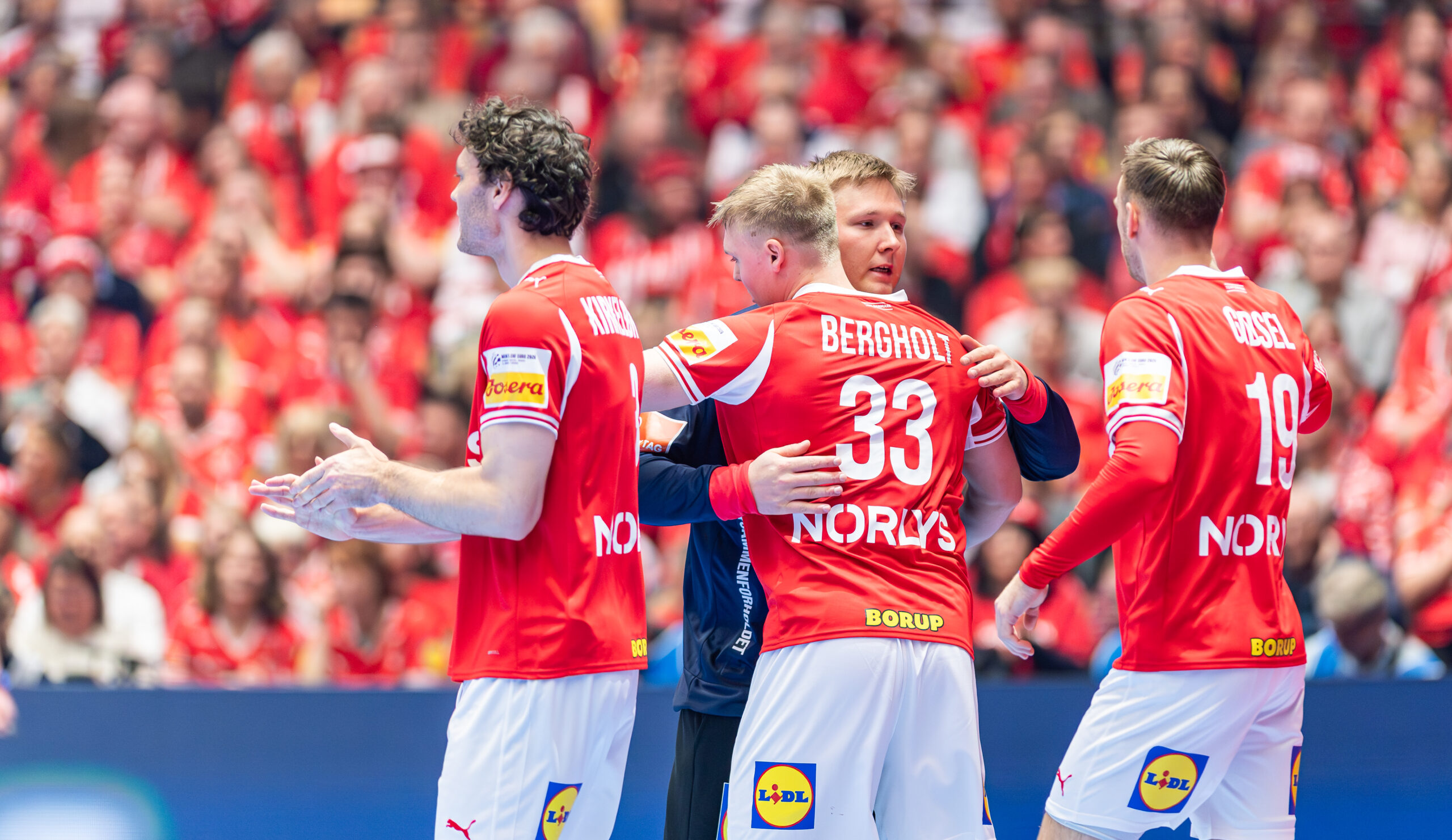 Når håndbolden rammes af verdenspolitikken