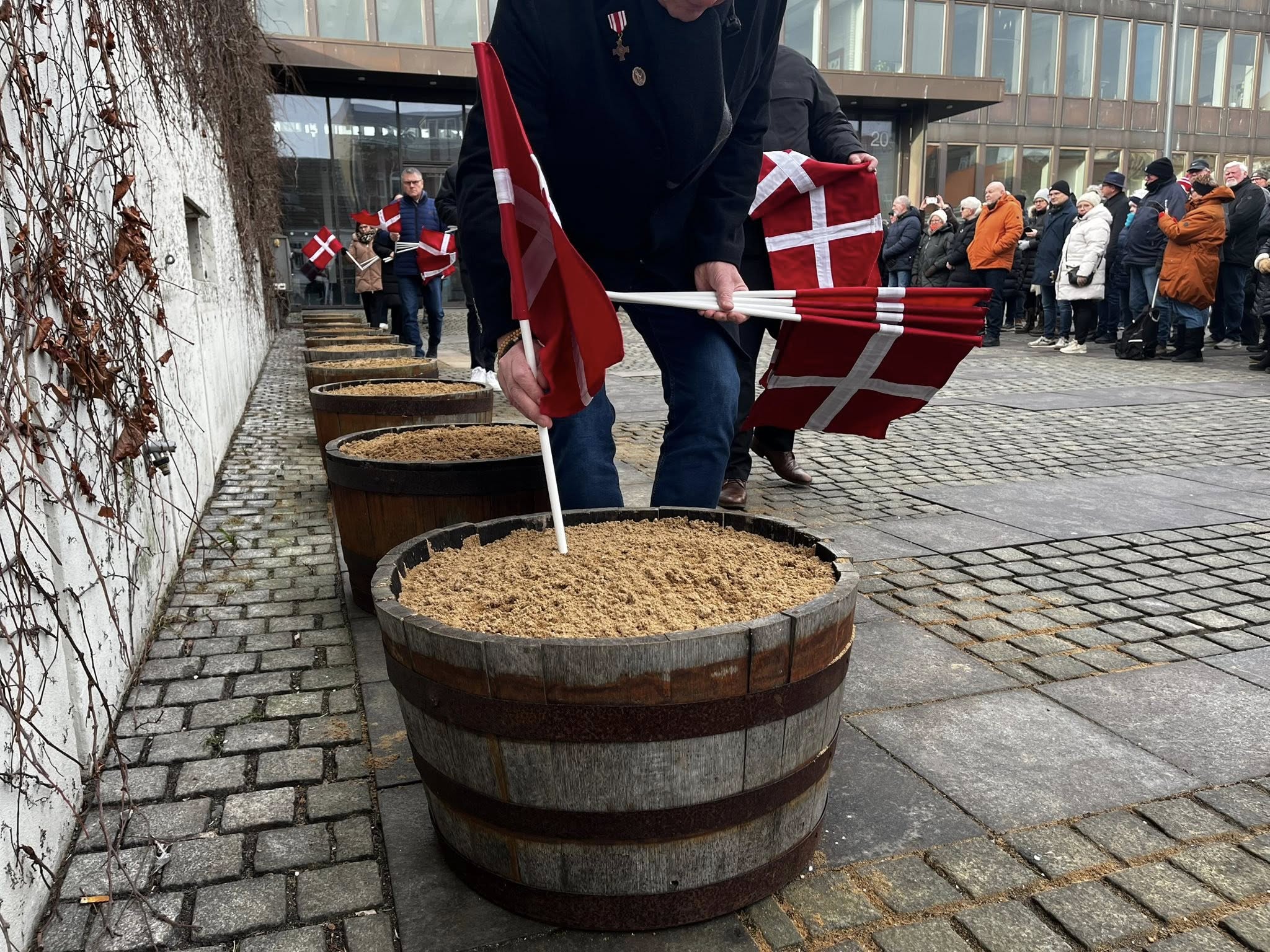 Fredericia stod stille for veteranerne: 52 flag og et minuts stilhed på Rådhuspladsen Fredericia stod stille for veteranerne: 52 flag og et minuts stilhed på Rådhuspladsen