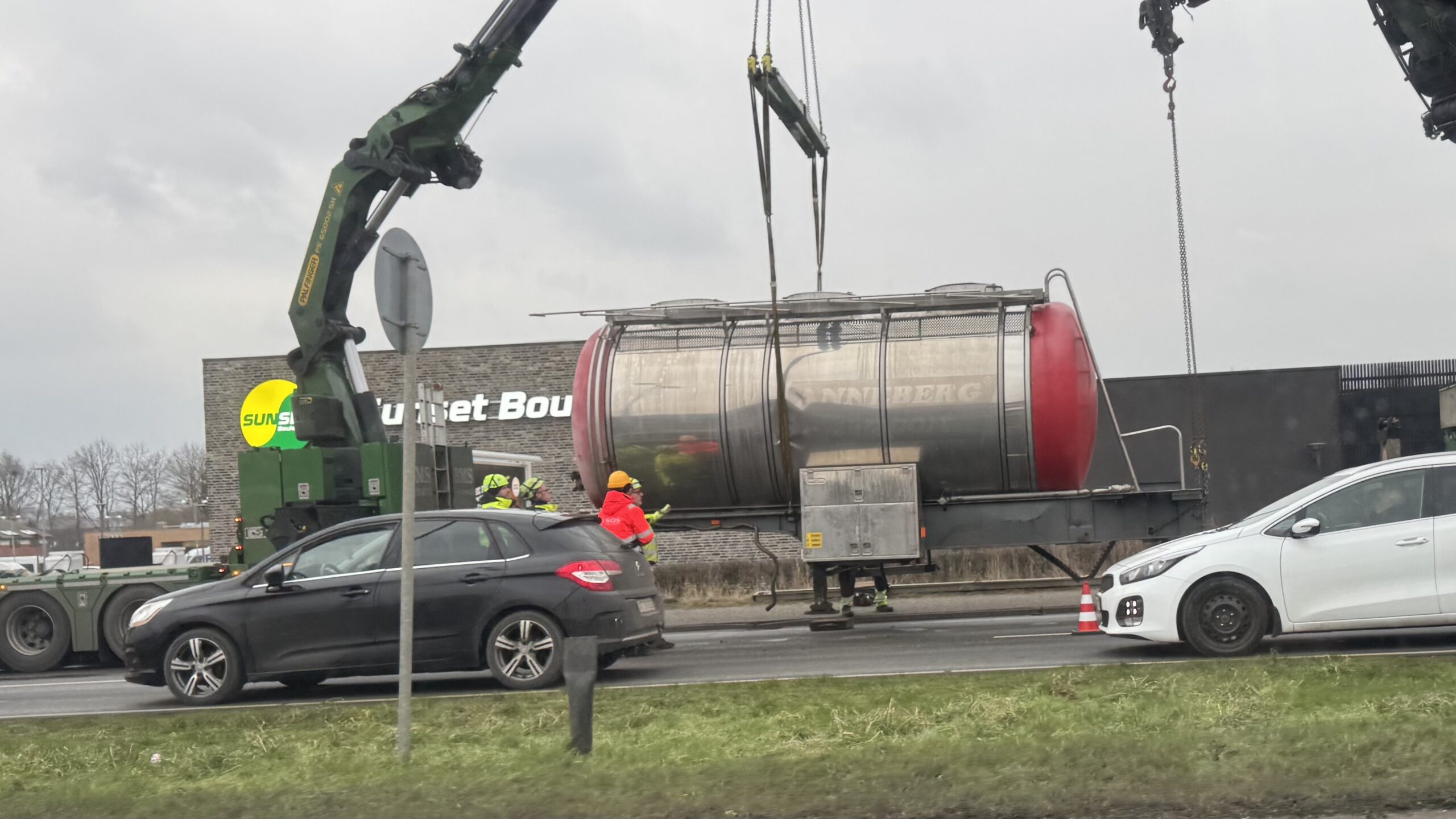 Lastbil skilt ad på Strandvejen – fortsat store trafikale problemer