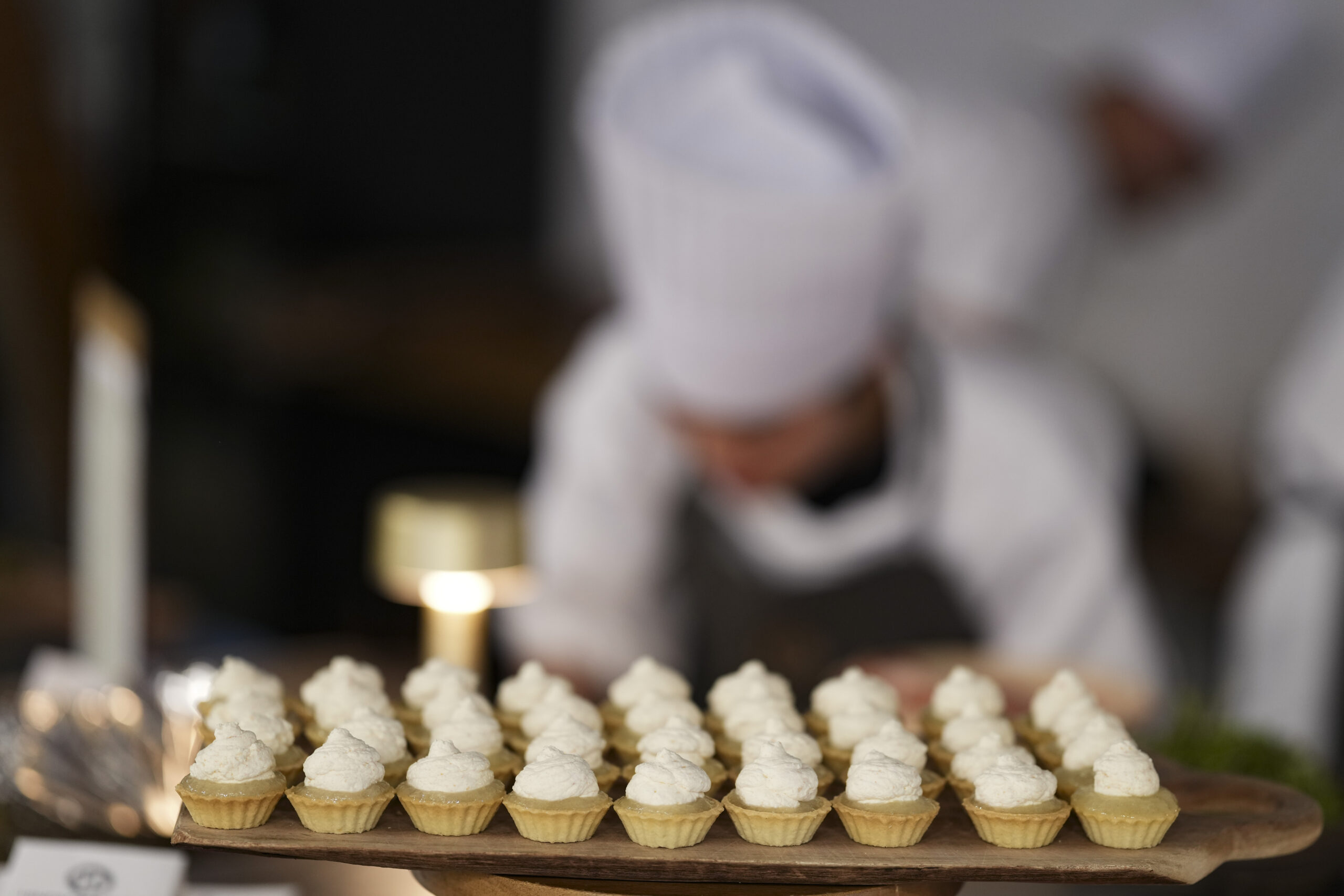 Når krisen kradser, skærer man luksus væk – ikke velfærd