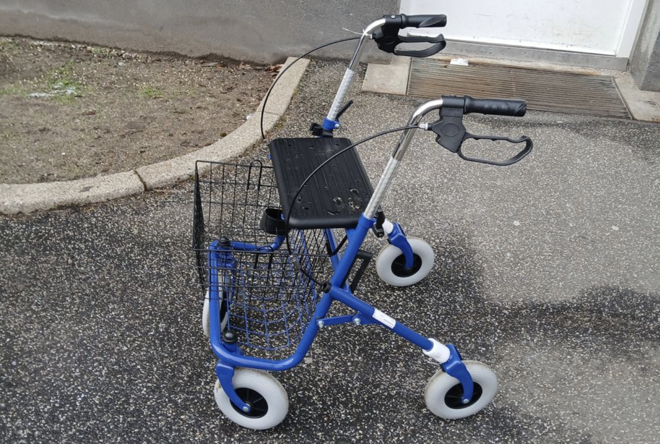 Politiet finder efterladt rollator ved havnebassin Politiet finder efterladt rollator ved havnebassin